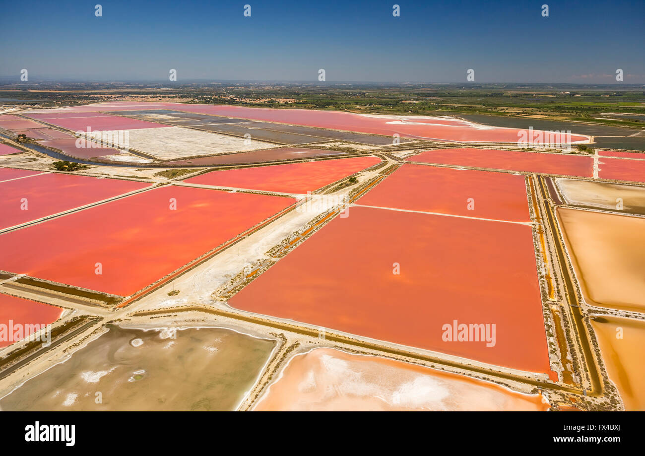 Vista aerea, Camargue, i laghi di sale, di estrazione del sale, rosso sale laghi, Aigues-Mortes, Francia, Languedoc-Roussillon, Francia, Europa Foto Stock
