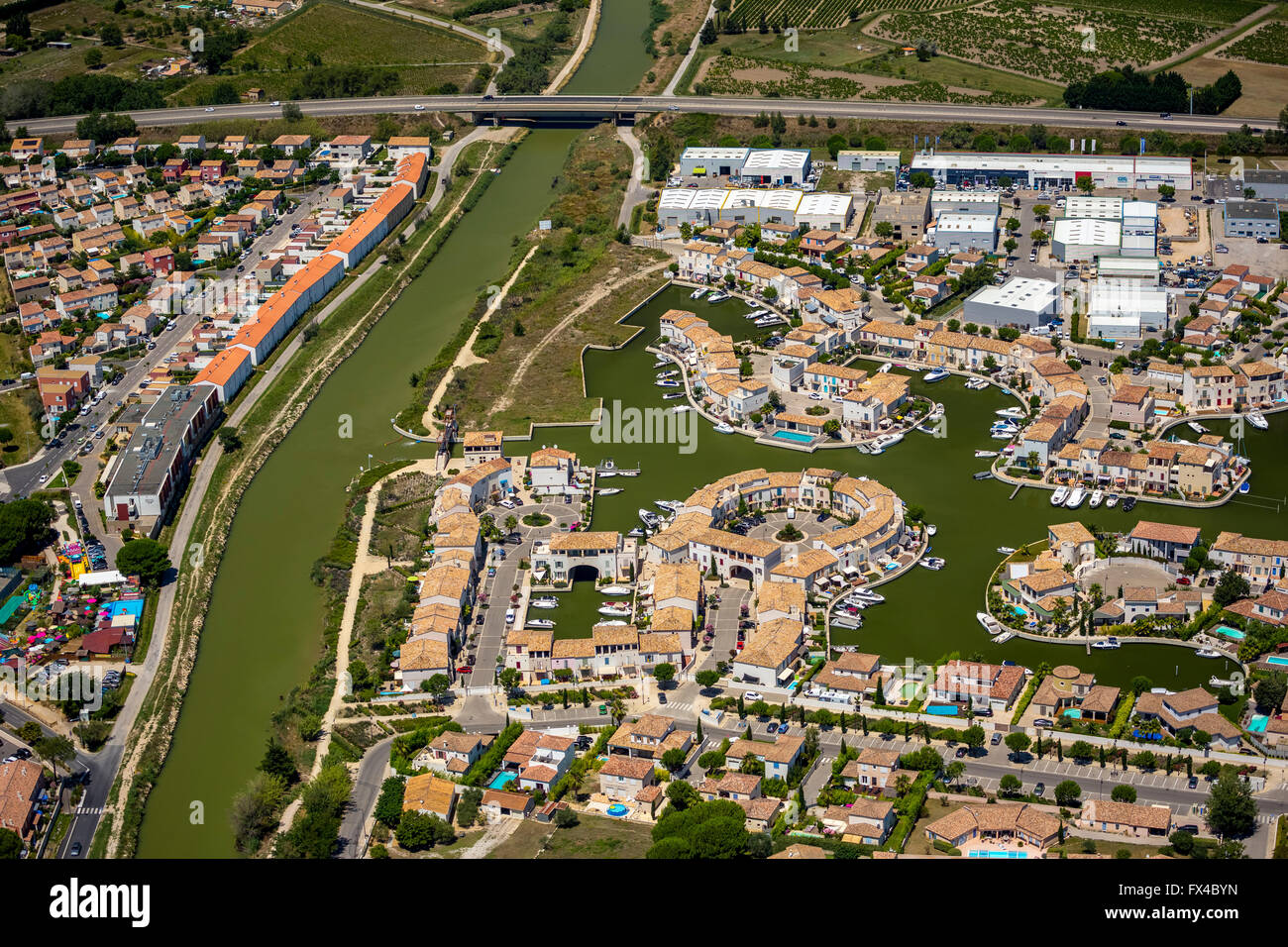 Vista aerea, centro storico La città fortificata di Aigues-Mortes, le porte della città, Camargue, Aigues-Mortes, Francia, Languedoc-Roussillon Foto Stock