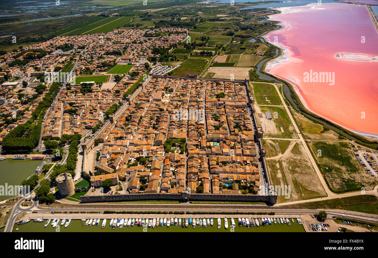 Vista aerea, centro storico La città fortificata di Aigues-Mortes, le porte della città, Camargue, Aigues-Mortes, Francia, Languedoc-Roussillon Foto Stock