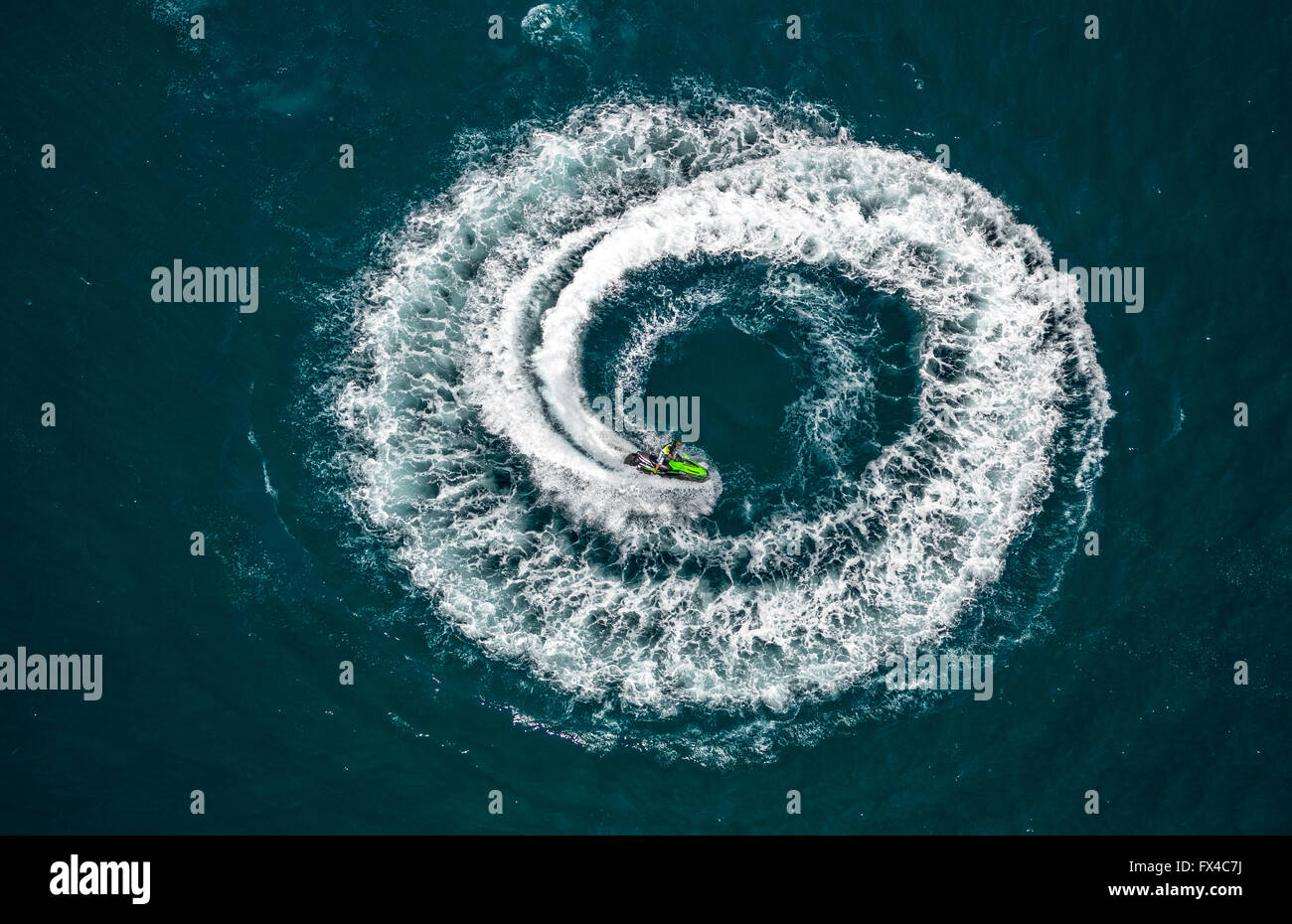 Vista aerea, jet si muove in un cerchio, cerchio drive, verde jet sci, Jetski sul Mar Mediterraneo a Leucate, Le Barcarès, Foto Stock