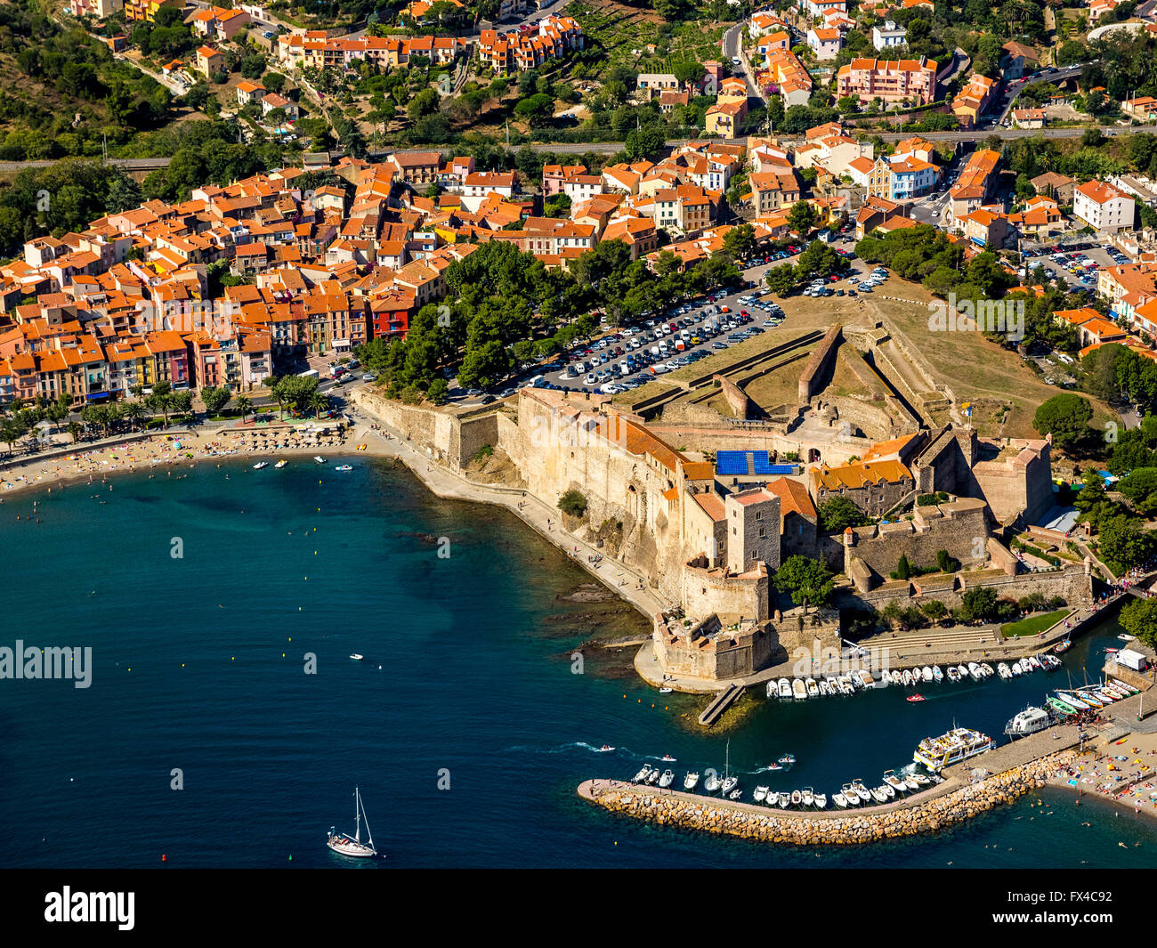 Vista aerea, Royal Fort, il Castello Reale di Collioure, porto di Collioure, costa mediterranea, Mediterraneo, Collioure, Francia, Foto Stock