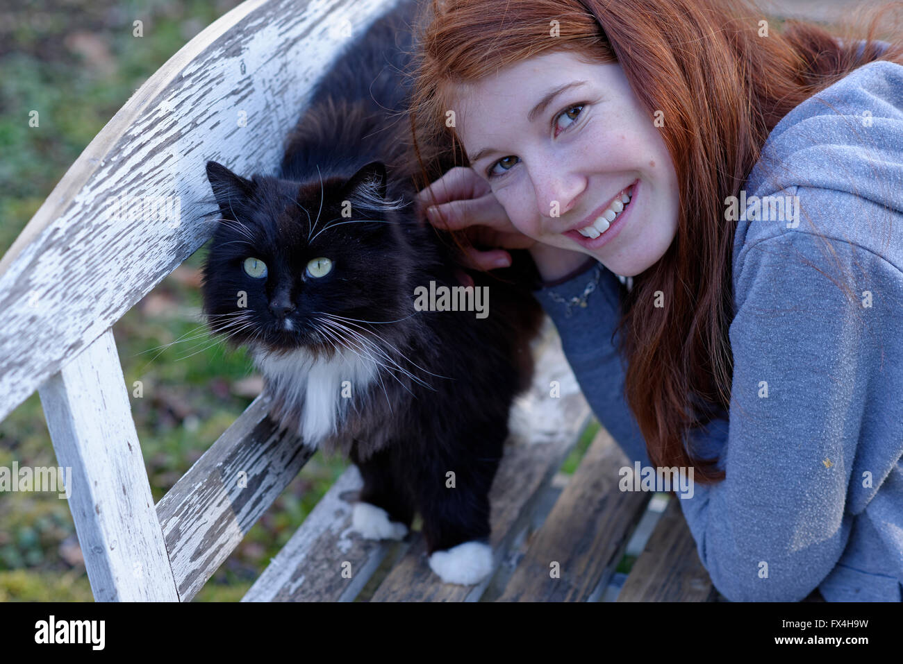 Ragazza con gatto nero, Alta Baviera, Baviera, Germania Foto Stock