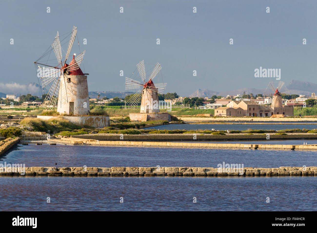 Mulini a vento sulla saline, saline, Riserva Naturale delle Saline, Saline Ettore Infersa, Laguna dello Stagnone Foto Stock