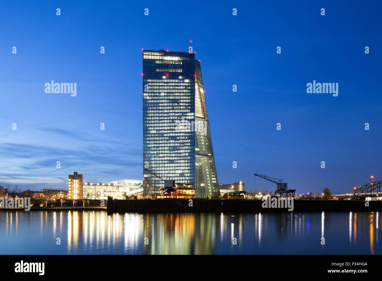 Banca centrale europea al tramonto, architetto Coop Himmelblau, Francoforte Hesse, Germania Foto Stock