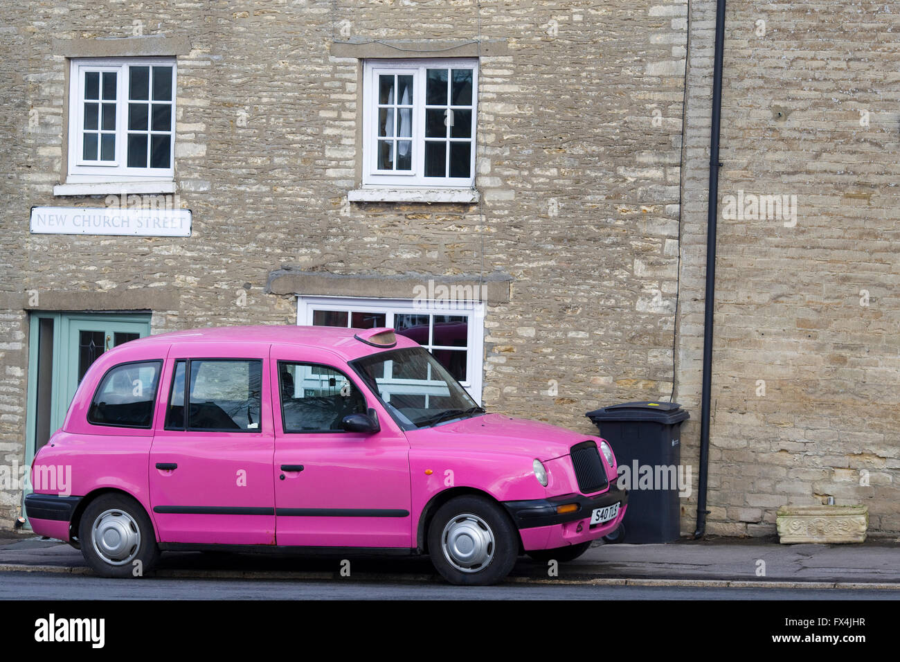 Taxi rosa su New Church street a Tetbury Foto Stock
