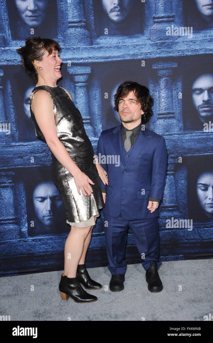 Los Angeles, CA, Stati Uniti d'America. Decimo Apr, 2016. Peter Dinklage, Erica Schmidt presso gli arrivi per il gioco dei troni Stagione 6 Premiere, Dolby Theatre a Hollywood e Highland Center, Los Angeles, CA il 10 aprile 2016. Credito: Elizabeth Goodenough/Everett raccolta/Alamy Live News Foto Stock