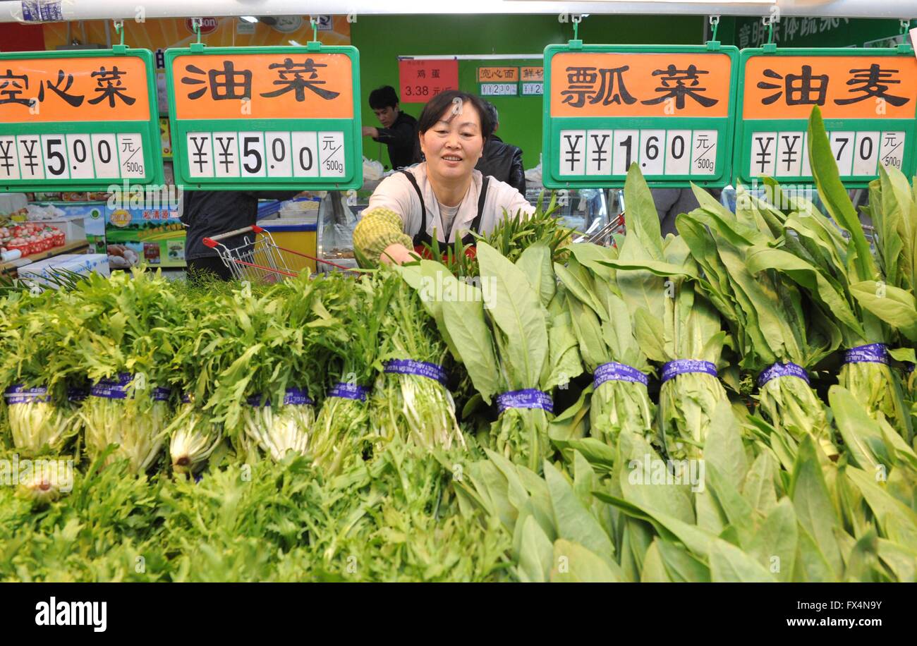 Shijiazhuang cinese nella provincia di Hebei. Decimo Apr, 2016. Un fornitore di vegetali organizza i suoi prodotti all'interno di un supermercato in città di Cangzhou, nel nord della Cina di nella provincia di Hebei, 10 aprile 2016. Della Cina di indice dei prezzi al consumo (CPI) vide un 2,3% anno su anno di aumentare in marzo, lo stesso come nel mese di febbraio, i dati ufficiali hanno mostrato lunedì. © Mou Yu/Xinhua/Alamy Live News Foto Stock