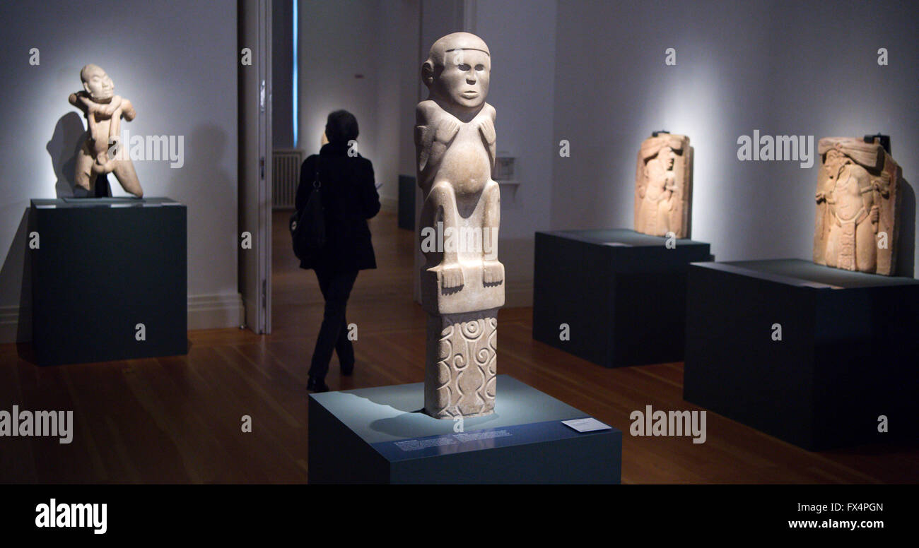 Berlino, Germania. Xi Apr, 2016. Sculture di pietra calcarea da 600-900 A.C. (L e C) può essere visto nella mostra "Maya - Lingua di bellezza' in Martin Gropius Bau a Berlino, Germania, 11 aprile 2016. La mostra, che può essere visto dal 12 aprile fino al 07 agosto 2016 a Berlino, mostra circa 350 pezzi di arte autoctona, compresi molti messicani tesori nazionali. Foto: BERND VON JUTRCZENKA/dpa/Alamy Live News Foto Stock