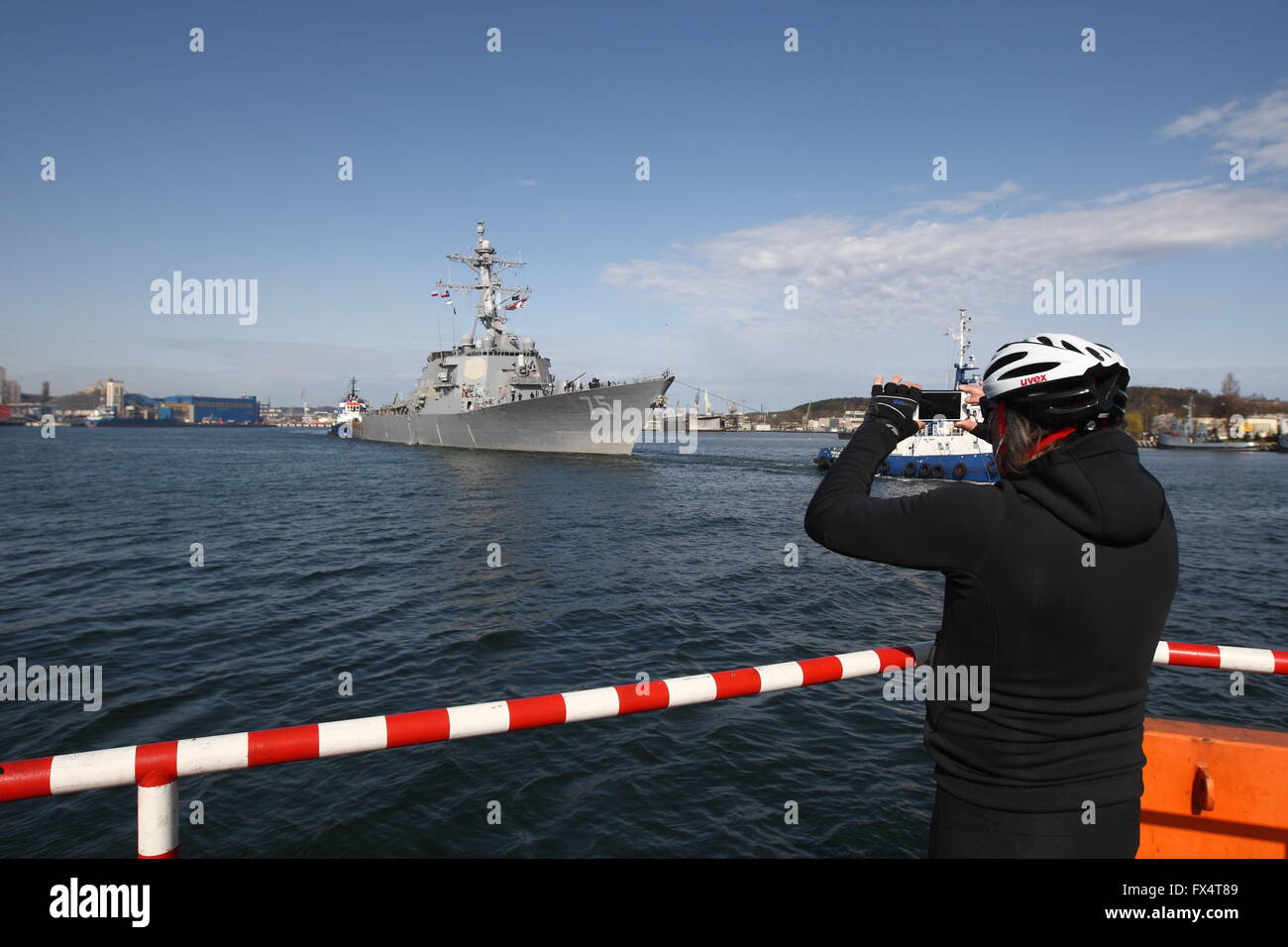 Gdynia, Polonia. 11 Aprile, 2016. Noi Guided-Missile Destroyer USS Donald Cook (DDG-75) la US Navy floating scudo antimissile va al Mar Baltico dal porto di Gdynia. La presenza di USS Donald Cook nel Mar Baltico dimostra U.S. Navy impegno a migliorare l'interoperabilità marittima e a migliorare la sicurezza della NATO se il funzionamento Atlantic risolvere. Credito: Michal Fludra/Alamy Live News Foto Stock