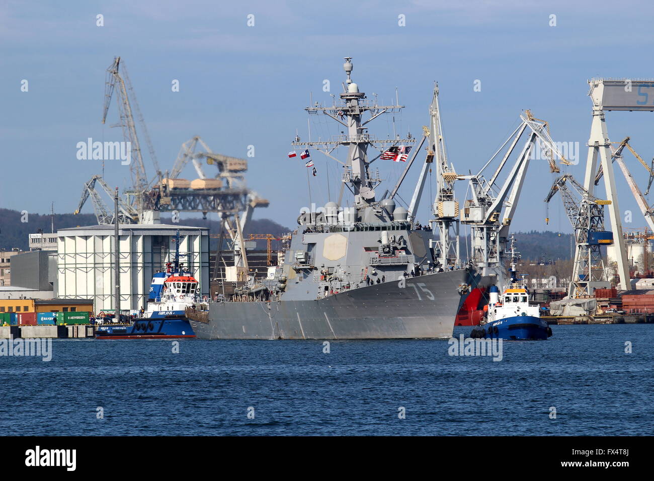 Gdynia, Polonia. 11 Aprile, 2016. Noi Guided-Missile Destroyer USS Donald Cook (DDG-75) la US Navy floating scudo antimissile va al Mar Baltico dal porto di Gdynia. La presenza di USS Donald Cook nel Mar Baltico dimostra U.S. Navy impegno a migliorare l'interoperabilità marittima e a migliorare la sicurezza della NATO se il funzionamento Atlantic risolvere. Credito: Michal Fludra/Alamy Live News Foto Stock