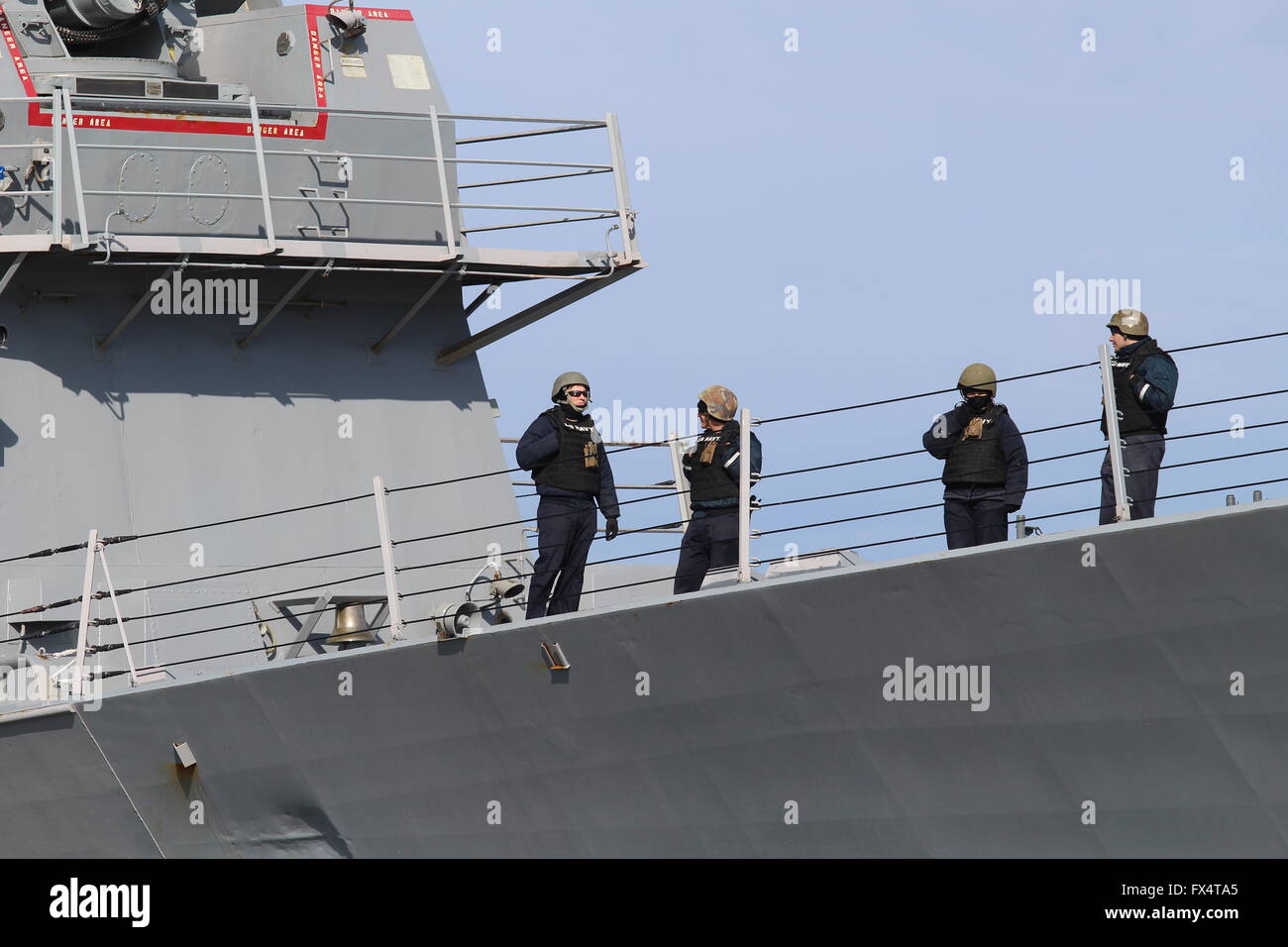 Gdynia, Polonia. 11 Aprile, 2016. Noi Guided-Missile Destroyer USS Donald Cook (DDG-75) la US Navy floating scudo antimissile va al Mar Baltico dal porto di Gdynia. La presenza di USS Donald Cook nel Mar Baltico dimostra U.S. Navy impegno a migliorare l'interoperabilità marittima e a migliorare la sicurezza della NATO se il funzionamento Atlantic risolvere. Credito: Michal Fludra/Alamy Live News Foto Stock