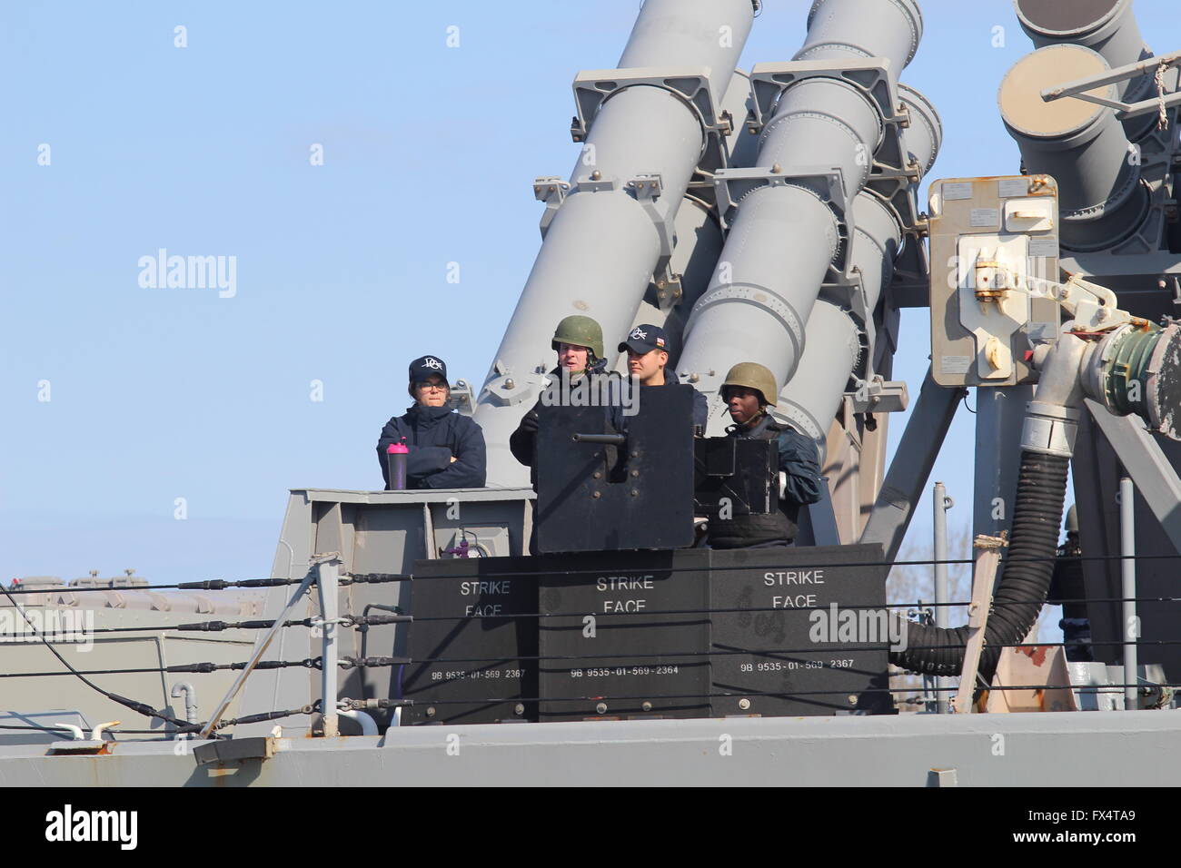 Gdynia, Polonia. 11 Aprile, 2016. Noi Guided-Missile Destroyer USS Donald Cook (DDG-75) la US Navy floating scudo antimissile va al Mar Baltico dal porto di Gdynia. La presenza di USS Donald Cook nel Mar Baltico dimostra U.S. Navy impegno a migliorare l'interoperabilità marittima e a migliorare la sicurezza della NATO se il funzionamento Atlantic risolvere. Credito: Michal Fludra/Alamy Live News Foto Stock