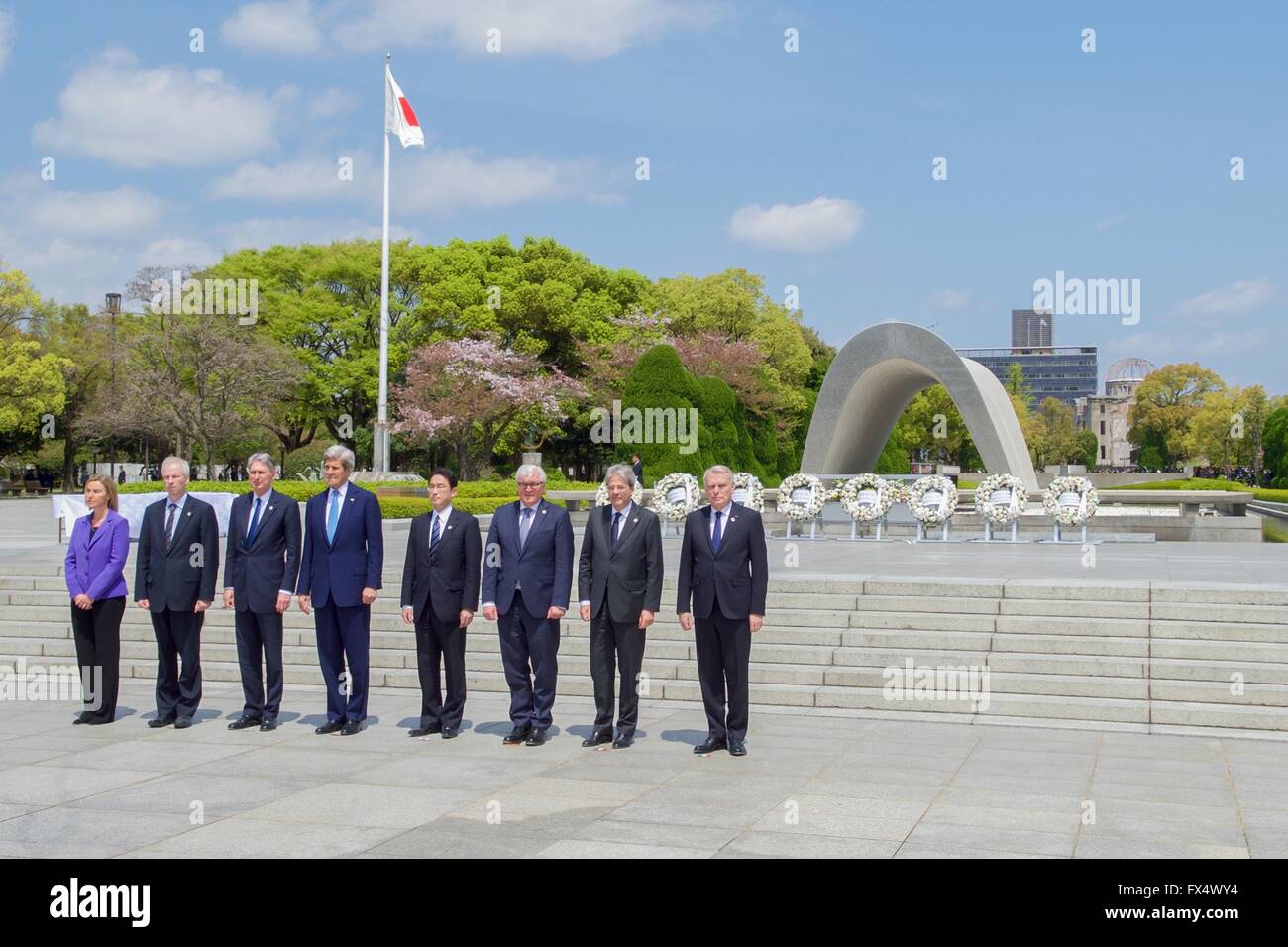 Hiroshima, Giappone. Xi Apr, 2016. I Ministri degli Esteri del G-7 Vertice ministeriale di stare in piedi insieme a seguito di una corona di fiori cerimonia durante una visita la Pace di Hiroshima commemorativo Aprile 11, 2016 a Hiroshima, Giappone. I Ministri degli esteri includono (L-R): Alto rappresentante dell' Unione europea Federica Mogherini, ministro degli Affari Esteri canadese, Stephane Dion, Segretario degli esteri britannico Philip Hammond, U.S. Il segretario di Stato John Kerry, ministro giapponese degli Affari Fumio Kishida, tedesco Frank-Walter Steinmeier, ministro degli Affari Esteri italiano Paolo Gentiloni e il ministro degli Esteri francese Jean-Marc Ayrault. Foto Stock