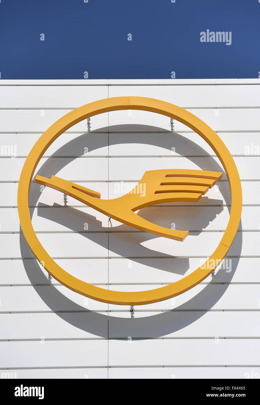 Monaco di Baviera, Germania. 04 apr, 2016. Il logo di tedesco vettore aereo Lufthansa raffigurato su una costruzione dell'aeroporto di Monaco di Baviera, Germania, 04 aprile 2016. Foto: ANDREAS GEBERT/dpa/Alamy Live News Foto Stock