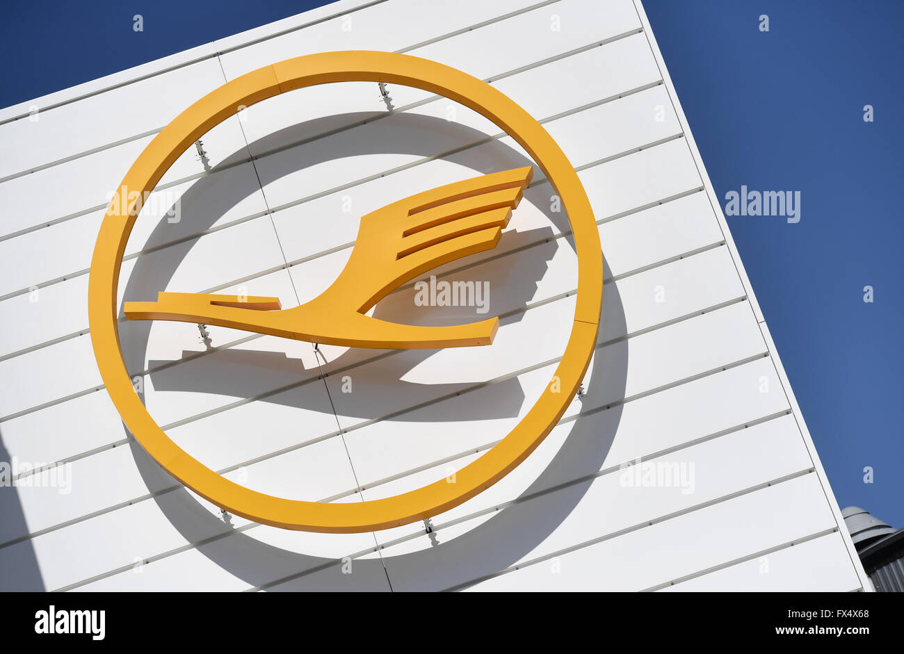 Monaco di Baviera, Germania. 04 apr, 2016. Il logo di tedesco vettore aereo Lufthansa raffigurato su una costruzione dell'aeroporto di Monaco di Baviera, Germania, 04 aprile 2016. Foto: ANDREAS GEBERT/dpa/Alamy Live News Foto Stock