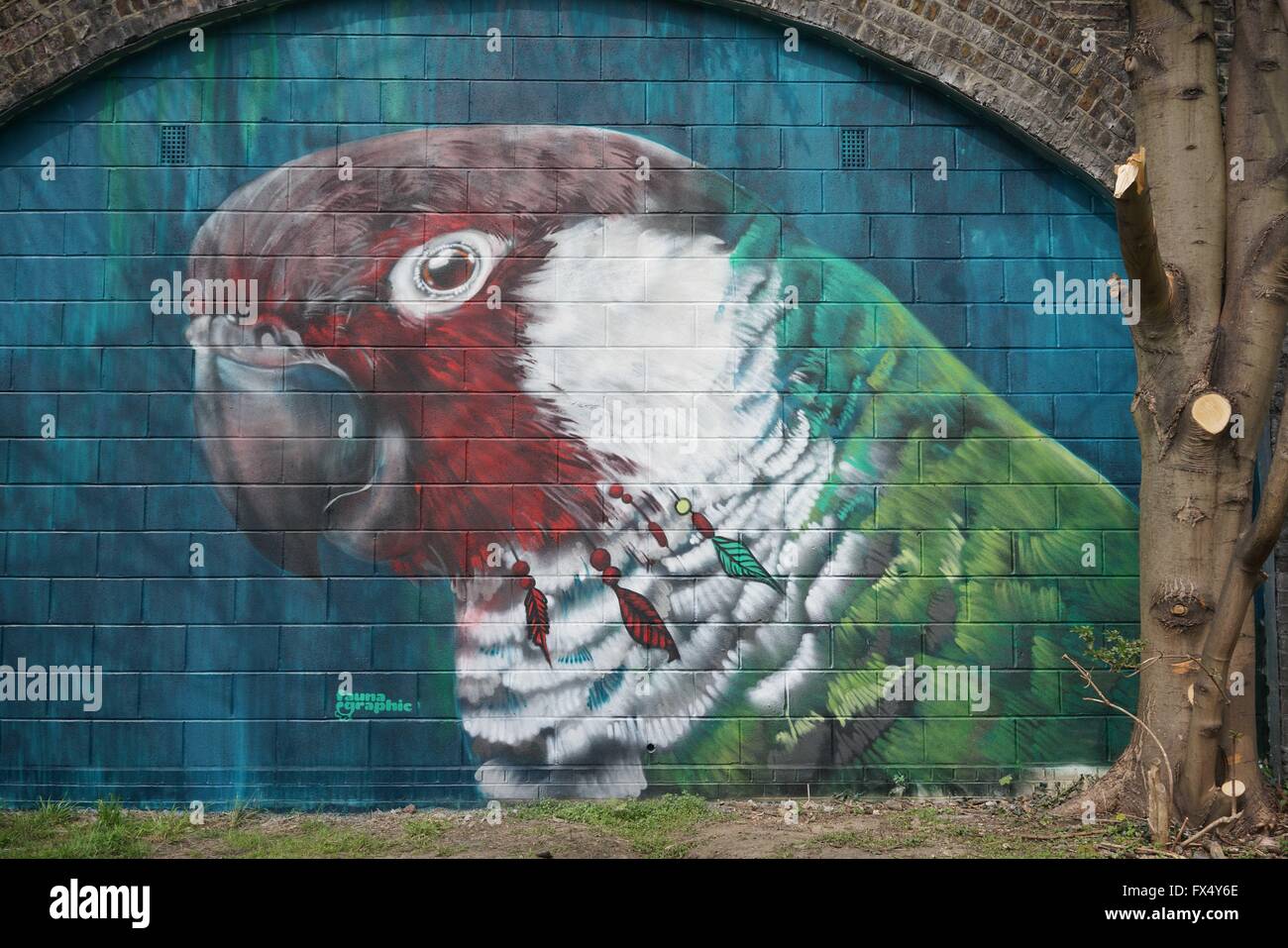 Londra, Regno Unito. 11 Aprile, 2016. " In via di estinzione 13' Progetto artisti di strada di verniciatura di un 'pappagallo' sensibilizzazione degli animali in pericolo di estinzione a Ackroyd al numero unità, Sponsor da Tower Hamlets consiglio a Londra. Credito: Vedere Li/Alamy Live News Foto Stock