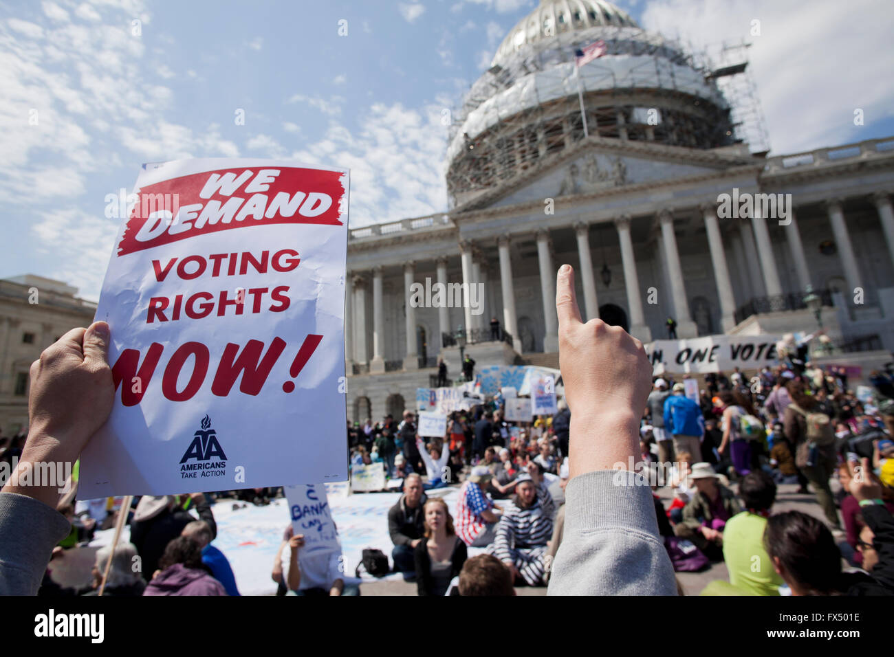 Washington, DC, Stati Uniti d'America. 11 Aprile, 2016. Migliaia di democrazia molla attivisti provenienti da tutto il paese e di protesta marzo al Capitol Building. I manifestanti hanno chiesto elezioni più equa, politica esente dalla influenza aziendale, l'espansione e la protezione dei diritti di voto e la garanzia della parità di voce in un governo di tutti gli americani. Credito: B Christopher/Alamy Live News Foto Stock
