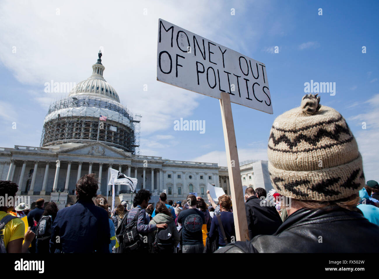 Washington, DC, Stati Uniti d'America. 11 Aprile, 2016. Migliaia di democrazia molla attivisti provenienti da tutto il paese e di protesta marzo al Capitol Building. I manifestanti hanno chiesto elezioni più equa, politica esente dalla influenza aziendale, l'espansione e la protezione dei diritti di voto e la garanzia della parità di voce in un governo di tutti gli americani. Credito: B Christopher/Alamy Live News Foto Stock