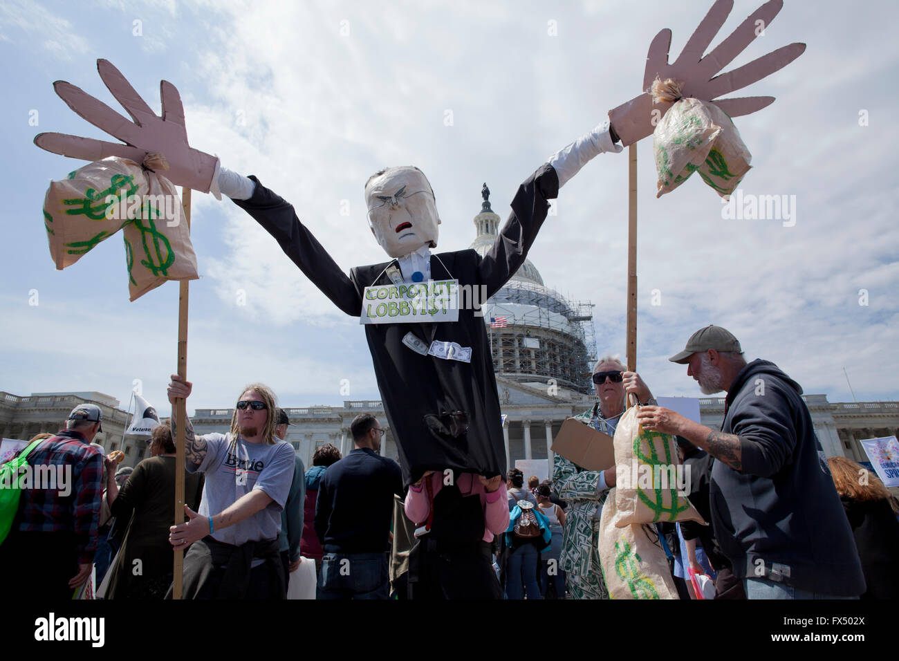 Washington, DC, Stati Uniti d'America. 11 Aprile, 2016. Migliaia di democrazia molla attivisti provenienti da tutto il paese e di protesta marzo al Capitol Building. I manifestanti hanno chiesto elezioni più equa, politica esente dalla influenza aziendale, l'espansione e la protezione dei diritti di voto e la garanzia della parità di voce in un governo di tutti gli americani. Credito: B Christopher/Alamy Live News Foto Stock