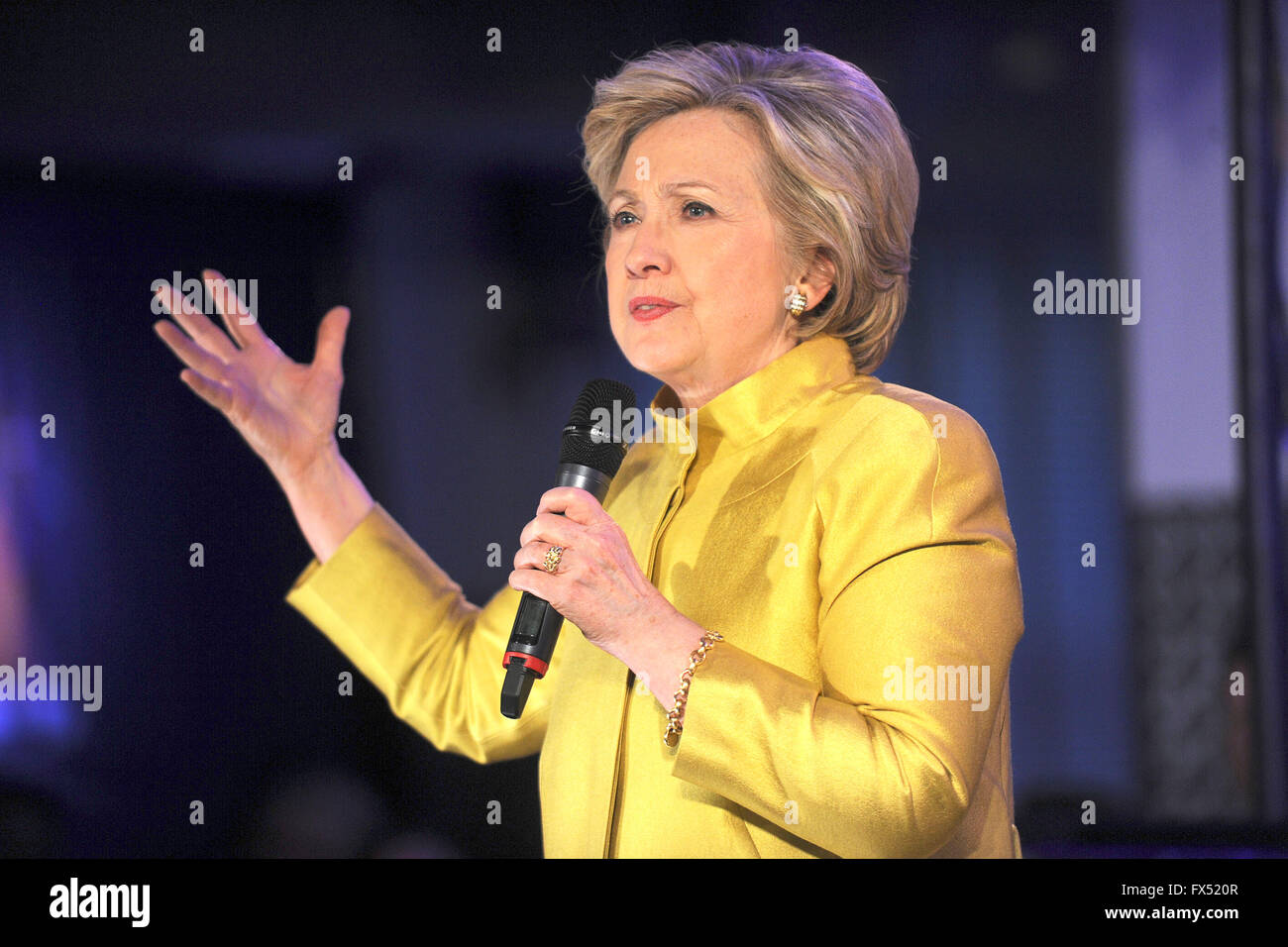 Ex Segretario di Stato statunitense Hillary Rodham Clinton, un candidato per il Partito Democratico candidatura per il Presidente degli Stati Uniti, parla al Café & Comunità di Brooklyn, New York domenica 10 aprile, 2016. Foto Stock