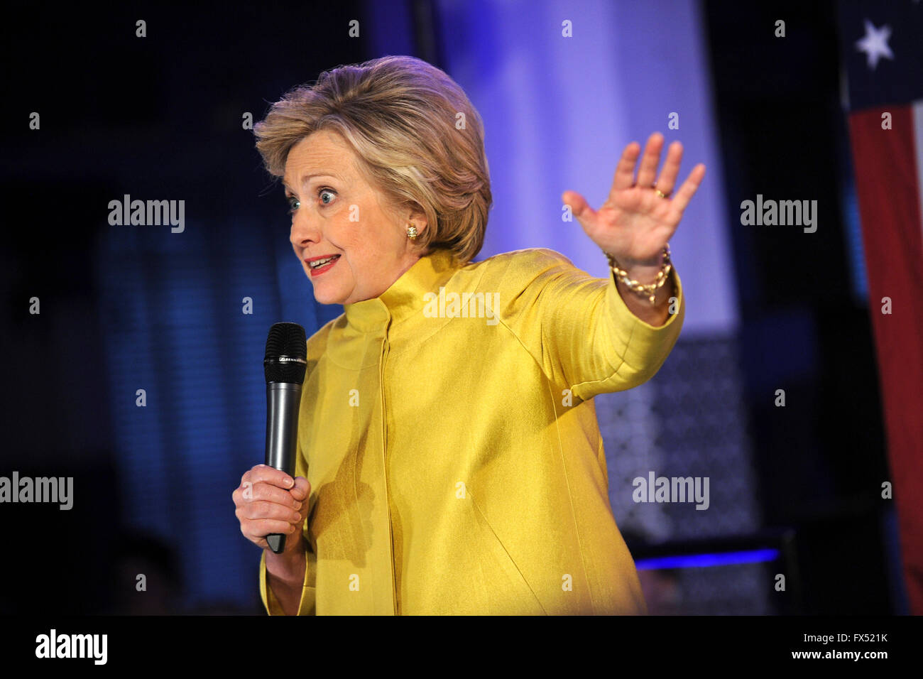 Ex Segretario di Stato statunitense Hillary Rodham Clinton, un candidato per il Partito Democratico candidatura per il Presidente degli Stati Uniti, parla al Café & Comunità di Brooklyn, New York domenica 10 aprile, 2016. Foto Stock