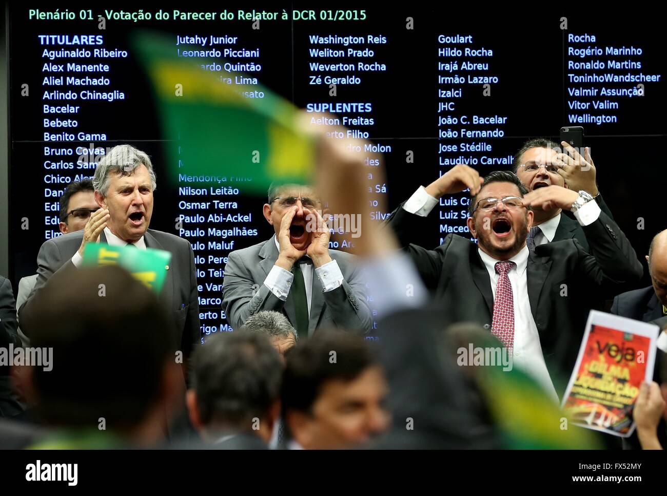 Brasilia, Brasile. Xi Apr, 2016. I membri del Brasiliano della Camera dei Deputati celebrare dopo la speciale commissione ha votato a favore di mettere sotto accusa il Presidente Dilma Rousseff Aprile 11, 2016 a Brasilia, Brasile. Un voto per la camera bassa del Congresso avrà luogo domenica. Credito: Planetpix/Alamy Live News Foto Stock