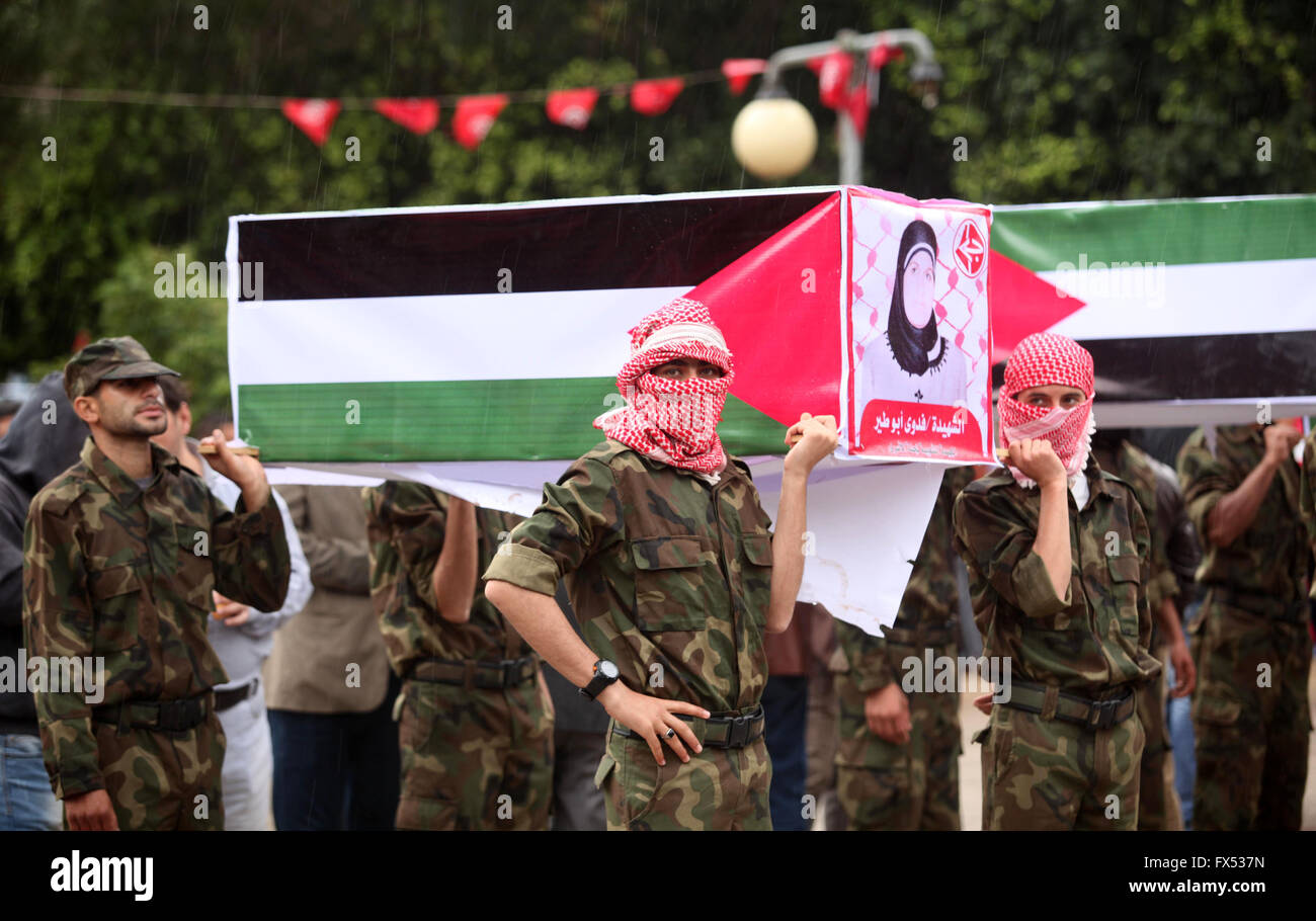 La città di Gaza, Striscia di Gaza, Territori palestinesi. Xii Apr, 2016. I sostenitori del La città di Gaza, Striscia di Gaza, Territori palestinesi. Xii Apr, 2016. I sostenitori del