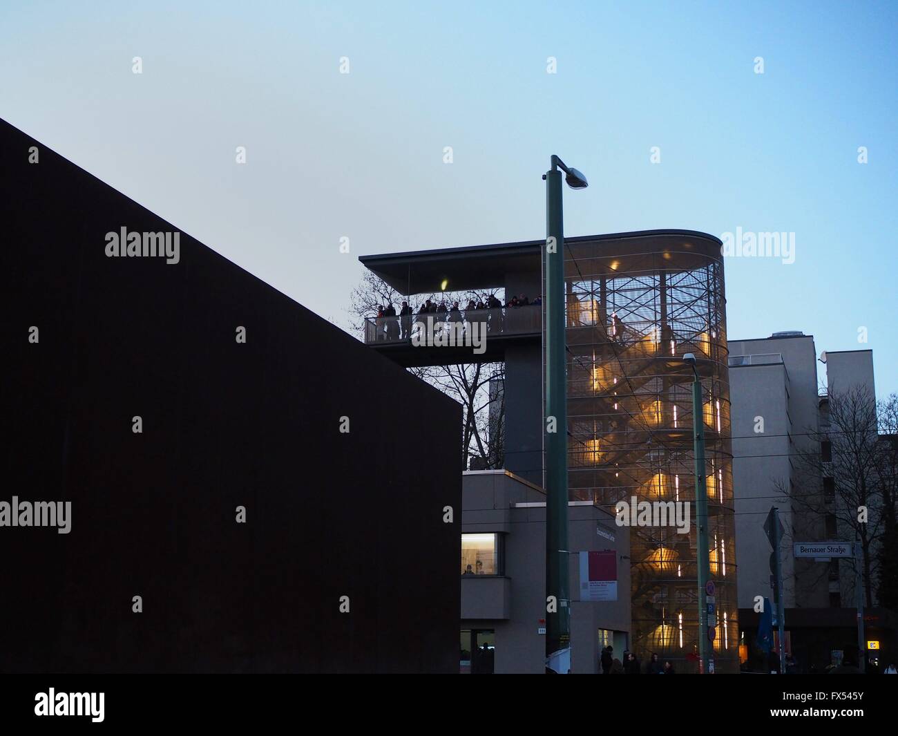 Le persone sono alla ricerca di una piattaforma di visitatori presso il Memoriale del Muro di Berlino a Berlino in Bernauer Straße su Dicembre, 30, 2015. Foto: Wolfram Steinberg/dpa Foto Stock