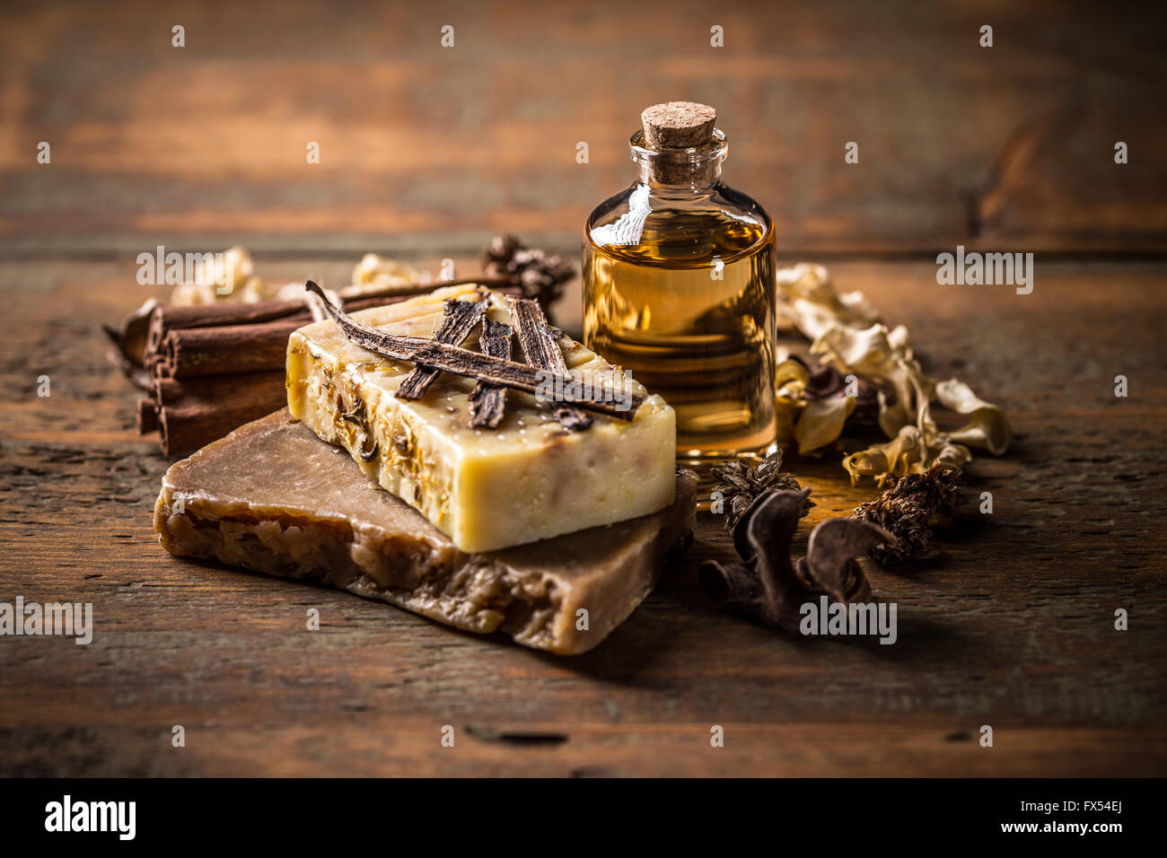 Sapone artigianale con cannella e vaniglia su un sfondo di legno Foto Stock