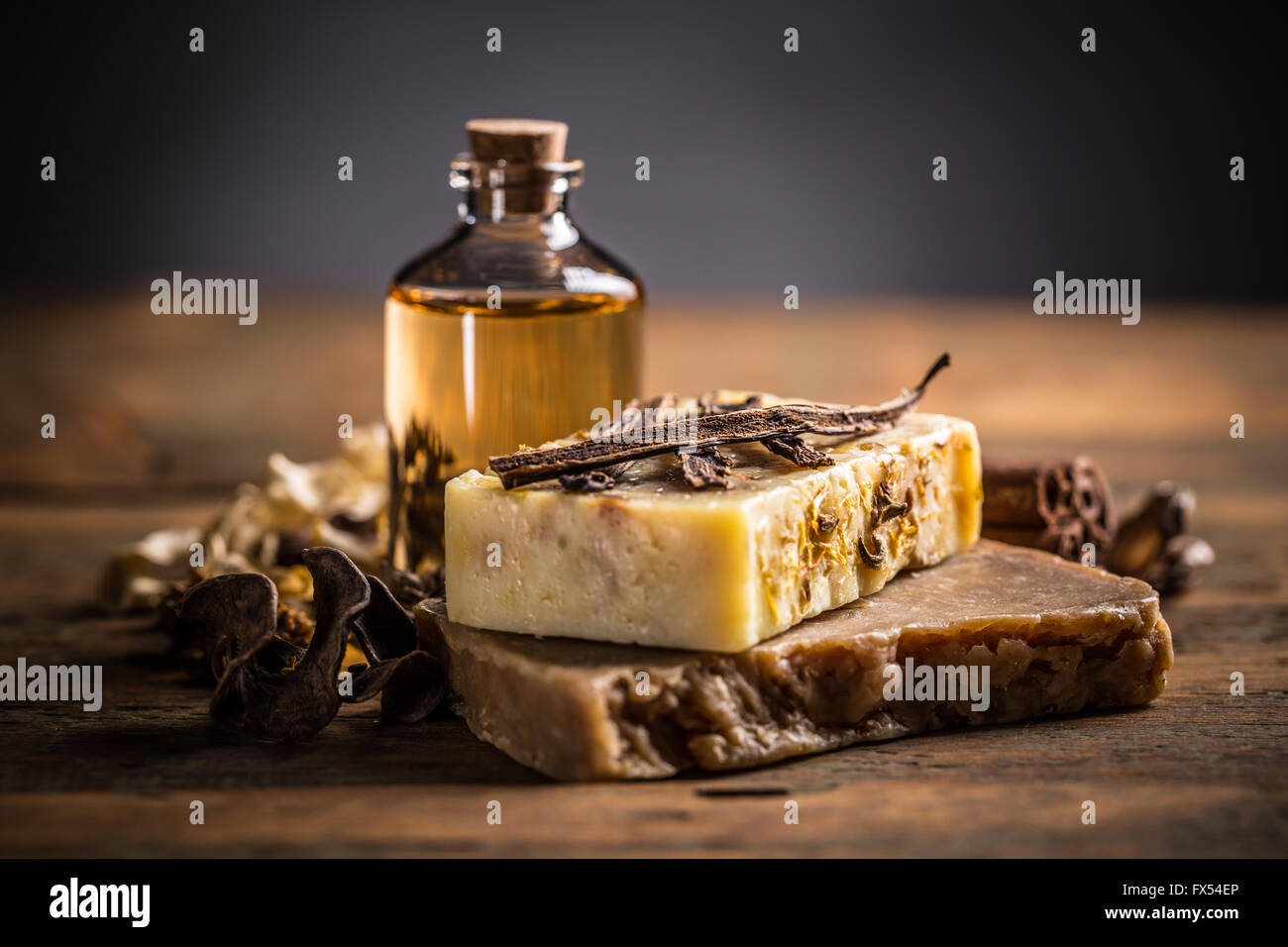 Fatte a mano saponette con vaniglia su sfondo di legno Foto Stock