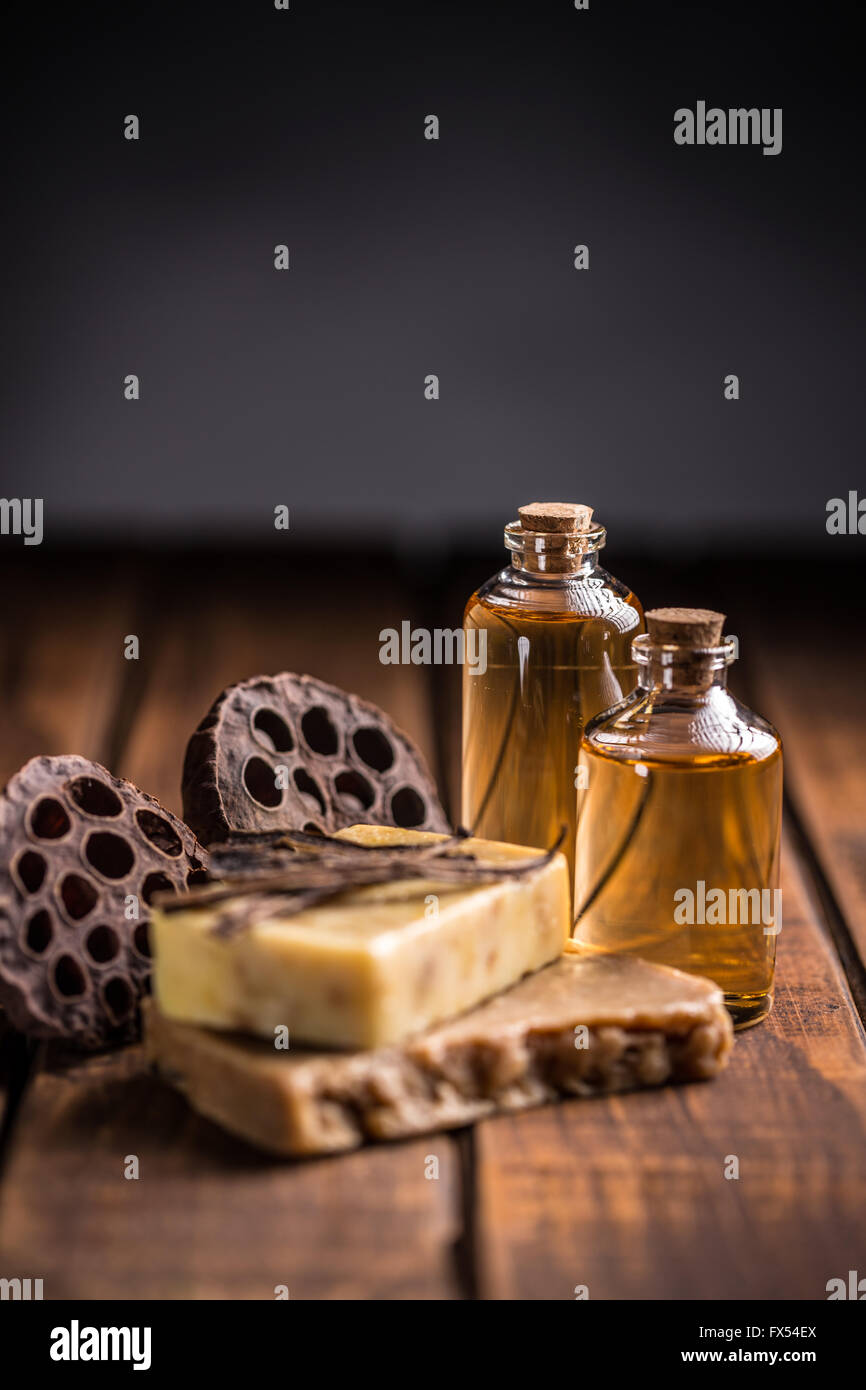 Still Life artigianale di saponette con sentori di vaniglia e di oli essenziali Foto Stock