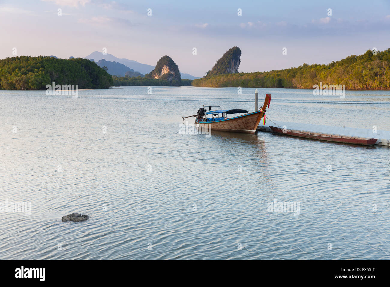 Vista al tramonto del fiume di Krabi con barca long-tail e calcare scogliere carsiche, Krabi town, Thailandia Foto Stock
