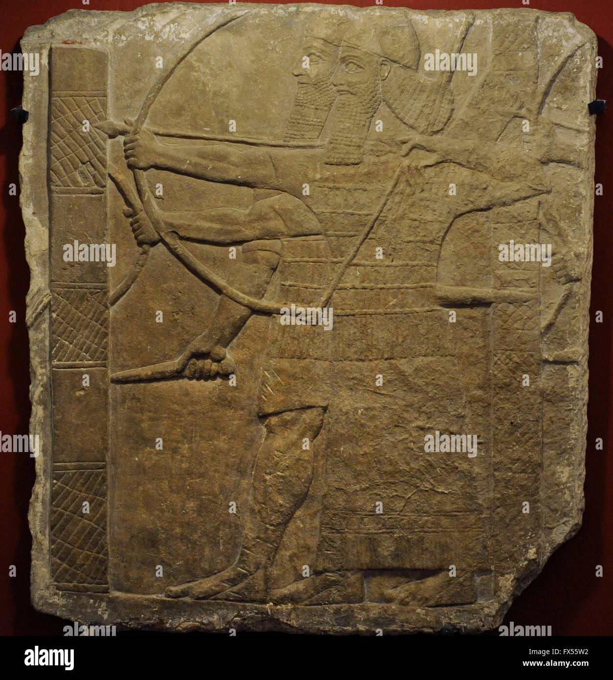 Guerrieri assira attaccando una città nemica. Dettaglio di una scena di grandi dimensioni. Sollievo dal palazzo di venne Tiglath-Pileser III a Kalhu (Nimrud). Calcare, VIII secolo A.C. Lo stato Museo Hermitage. San Pietroburgo. La Russia. Foto Stock