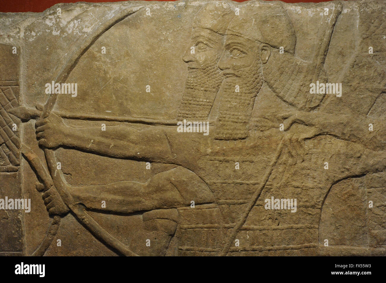 Guerrieri assira attaccando una città nemica. Dettaglio di una scena di grandi dimensioni. Sollievo dal palazzo di venne Tiglath-Pileser III a Kalhu (Nimrud). Calcare, VIII secolo A.C. Lo stato Museo Hermitage. San Pietroburgo. La Russia. Foto Stock