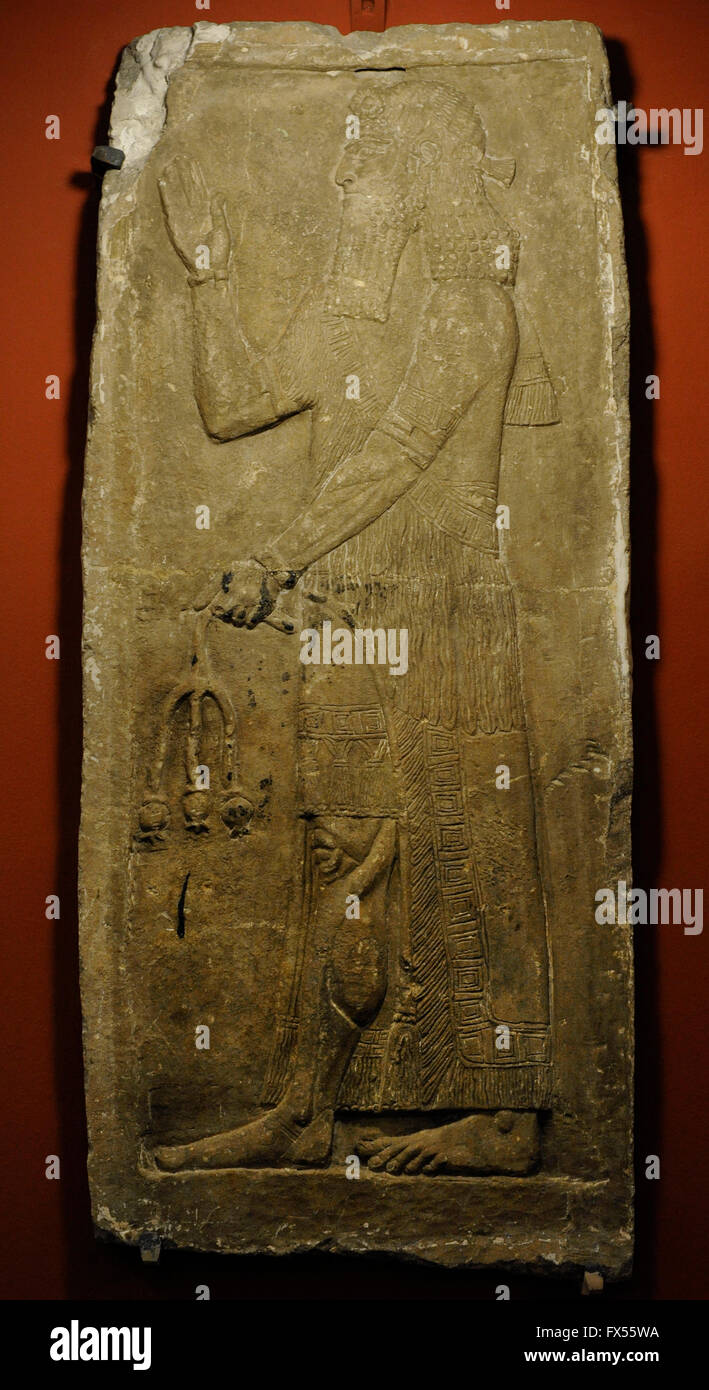 Sacerdote tenendo un germoglio. Sollievo dal palazzo di Sargon II a Dur-Sharrukin (Khorsabad, Iraq). Calcare. Viii secolo A.C. Lo stato Museo Hermitage. San Pietroburgo. La Russia. Foto Stock