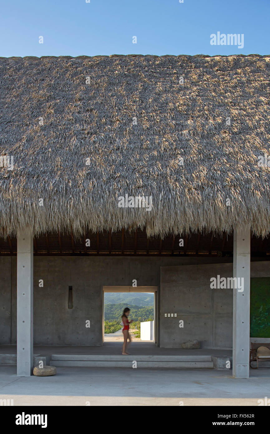 Lato oceano vista guardando nella palapa principale con la figura a piedi ingresso passato. Casa Wabi, Puerto Escondido, Messico. Architetto: Tada Foto Stock