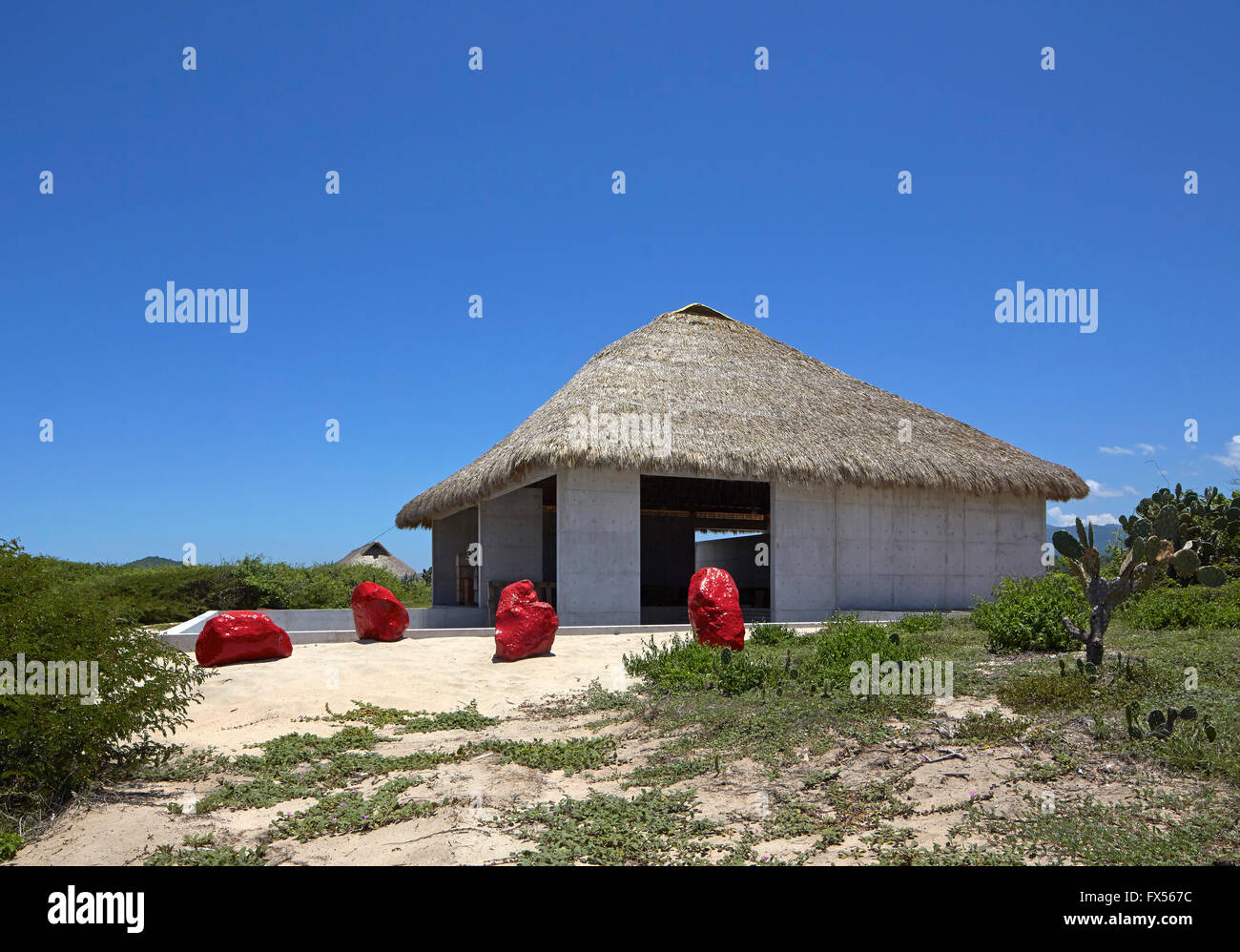 Vista esterna che illustra Bosco Sodi studio e opere d'arte. Casa Wabi, Puerto Escondido, Messico. Architetto: Tadao Ando, 2015. Foto Stock