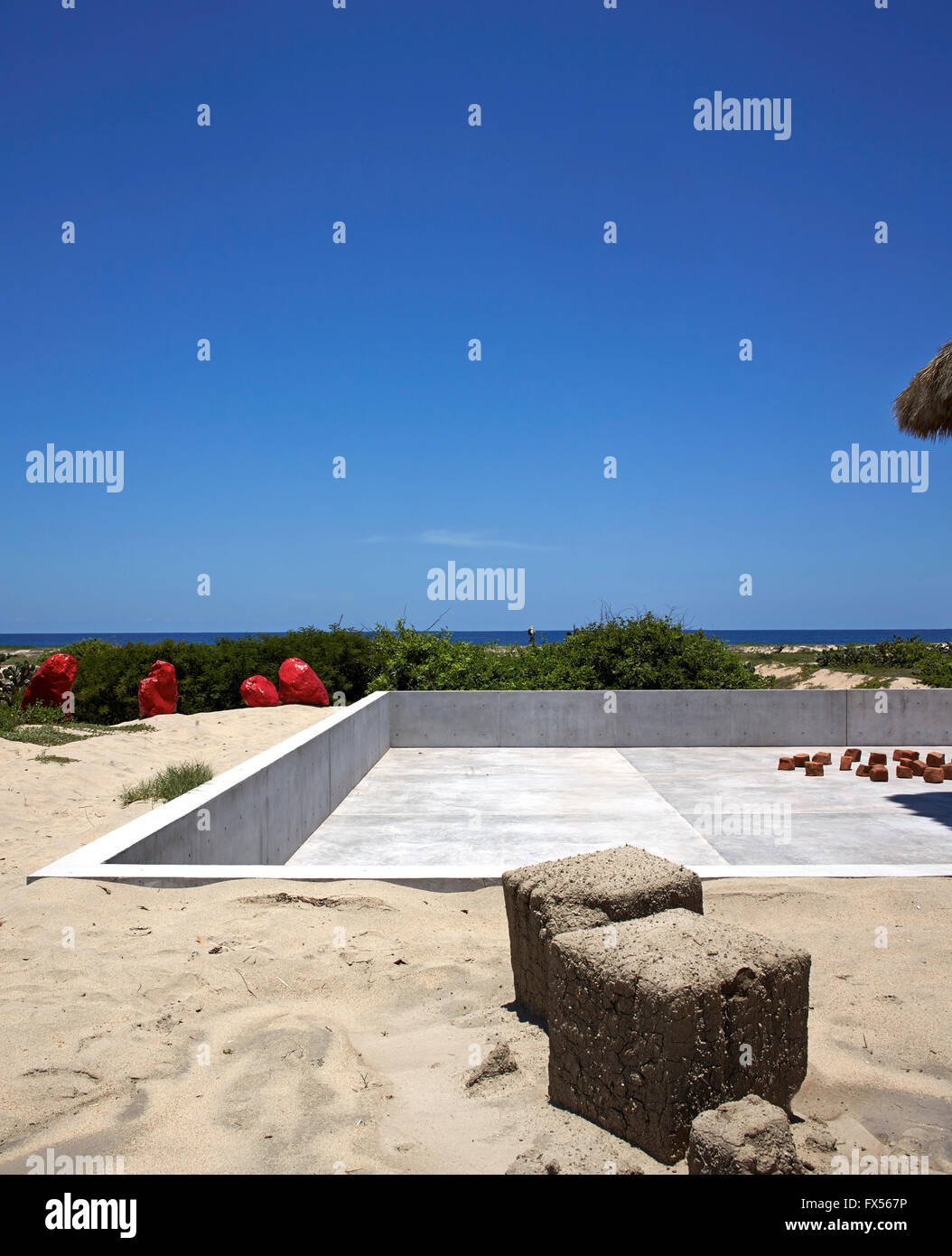 Vista esterna che illustra Bosco Sodi studio e opere d'arte. Casa Wabi, Puerto Escondido, Messico. Architetto: Tadao Ando, 2015. Foto Stock