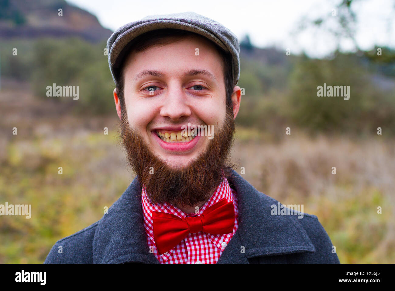 Trendy hipster guy all'aperto in inverno in una moda ritratto dell'uomo bello. Foto Stock