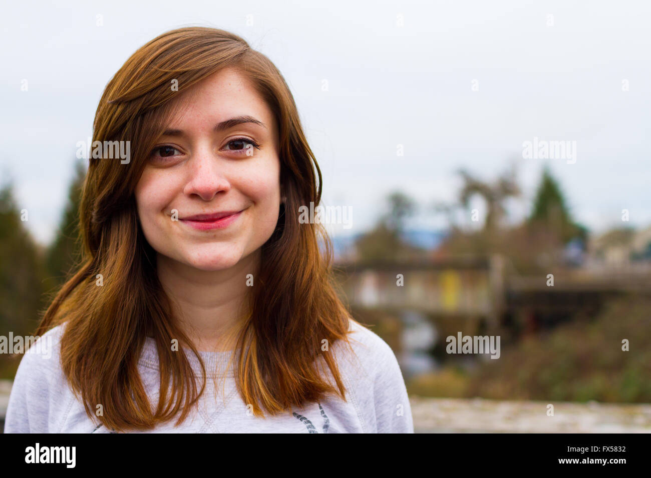 Ragazza di un ponte con un fuori fuoco sfondo per questo hipster, trendy moda ritratto. Foto Stock