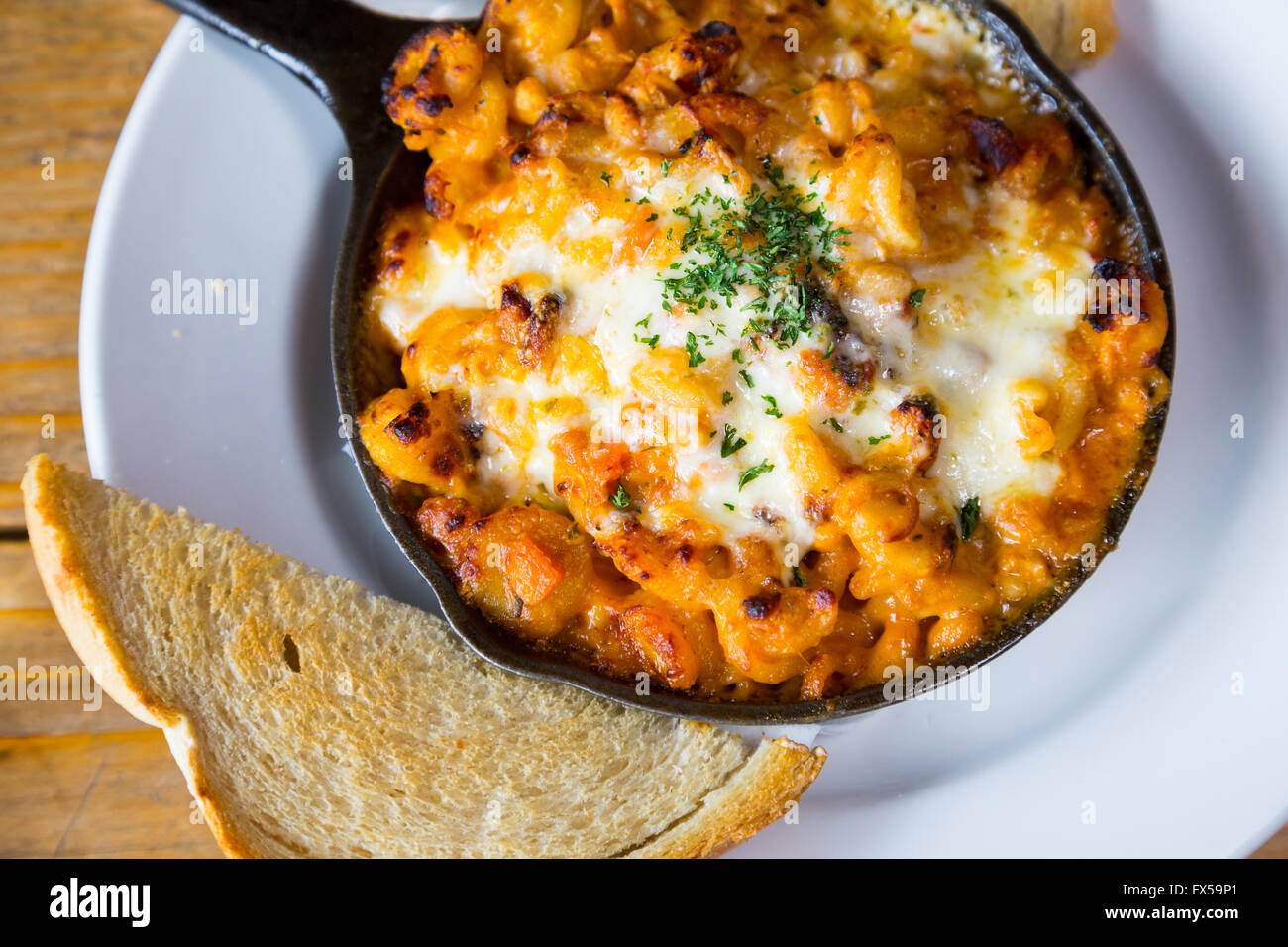 Mac e formaggio servita in una padella calda presso un ristorante Oregon. Foto Stock