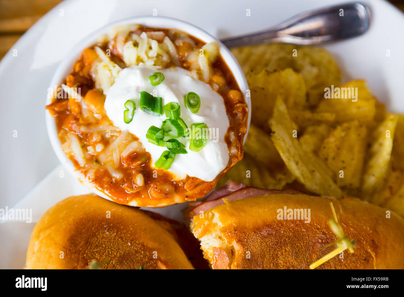 Grande chili servita in una ciotola bianco accanto ad alcuni chip e un sandwich in un quartiere alla moda di Oregon ristorante. Foto Stock