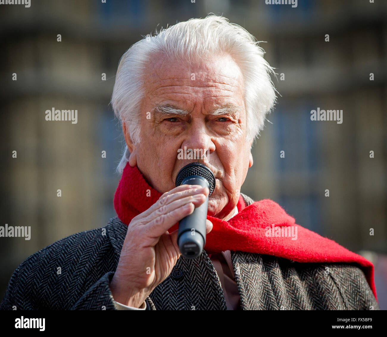 Come discutono il Servizio Sanitario Nazionale Bill 2015-2016 in seno al Parlamento europeo e al di fuori di Lord David Owen, ex socialdemocratico di MP e Segretario degli esteri britannico dal 1977 al 1979 parla in un rally a sostegno della proposta di legge per ripristinare la responsabilità pubblica della corsa Foto Stock