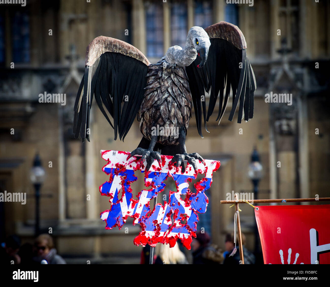 Come discutono il Servizio Sanitario Nazionale Bill 2015-2016 in seno al Parlamento europeo e al di fuori di Lord David Owen, ex socialdemocratico di MP e Segretario degli esteri britannico dal 1977 al 1979 parla in un rally a sostegno della proposta di legge per ripristinare la responsabilità pubblica della corsa Foto Stock