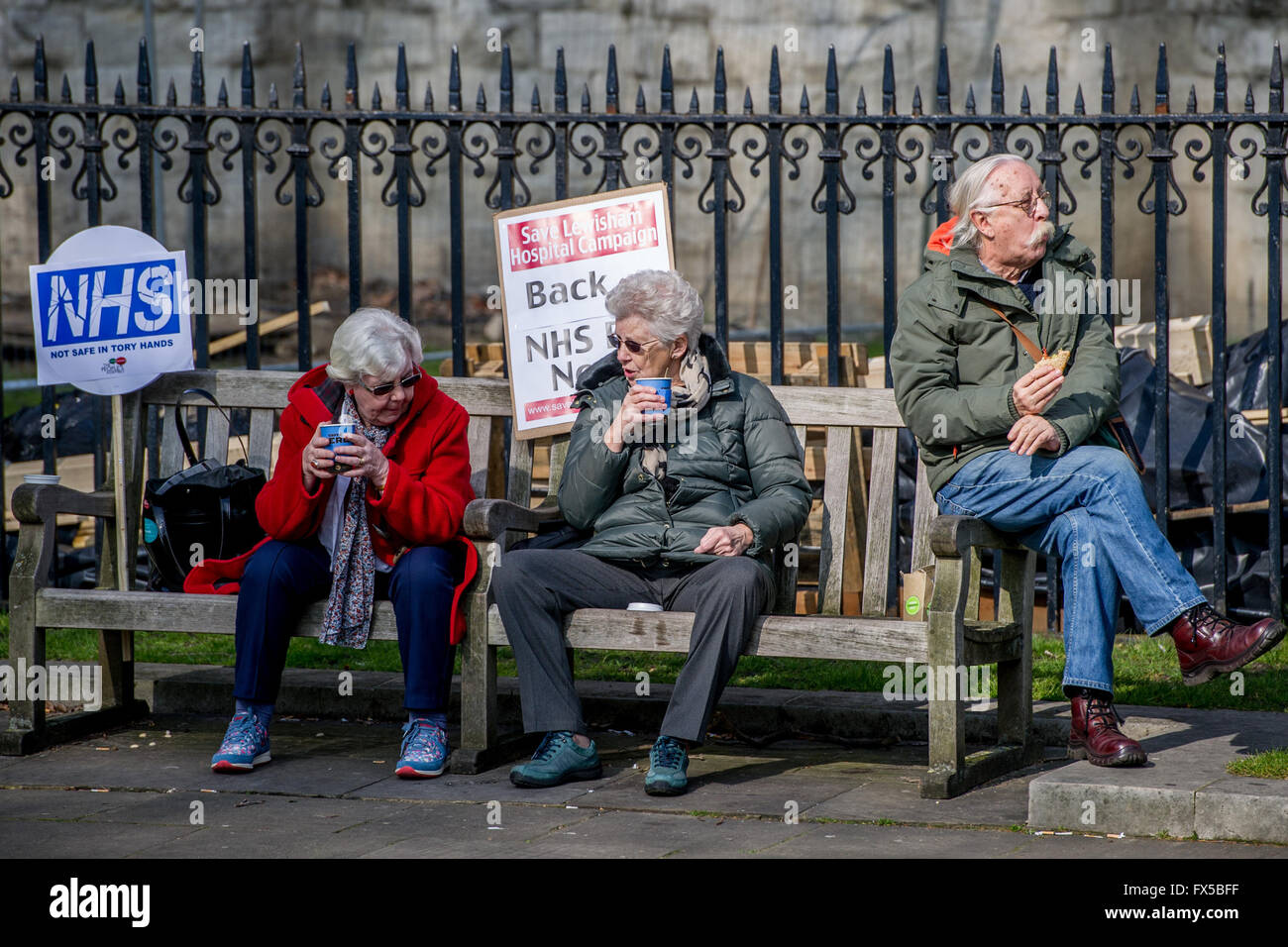 Come discutono il Servizio Sanitario Nazionale Bill 2015-2016 in seno al Parlamento europeo e al di fuori di Lord David Owen, ex socialdemocratico di MP e Segretario degli esteri britannico dal 1977 al 1979 parla in un rally a sostegno della proposta di legge per ripristinare la responsabilità pubblica della corsa Foto Stock