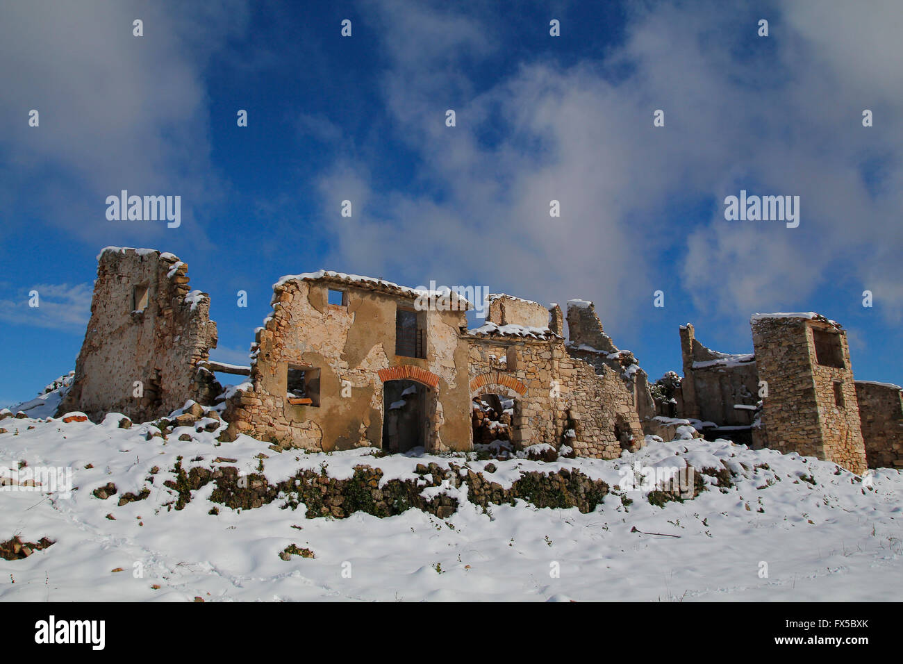 Il vecchio villaggio abbandonato di Gallicant in Catalogna, Spagna. Inverno con neve Foto Stock