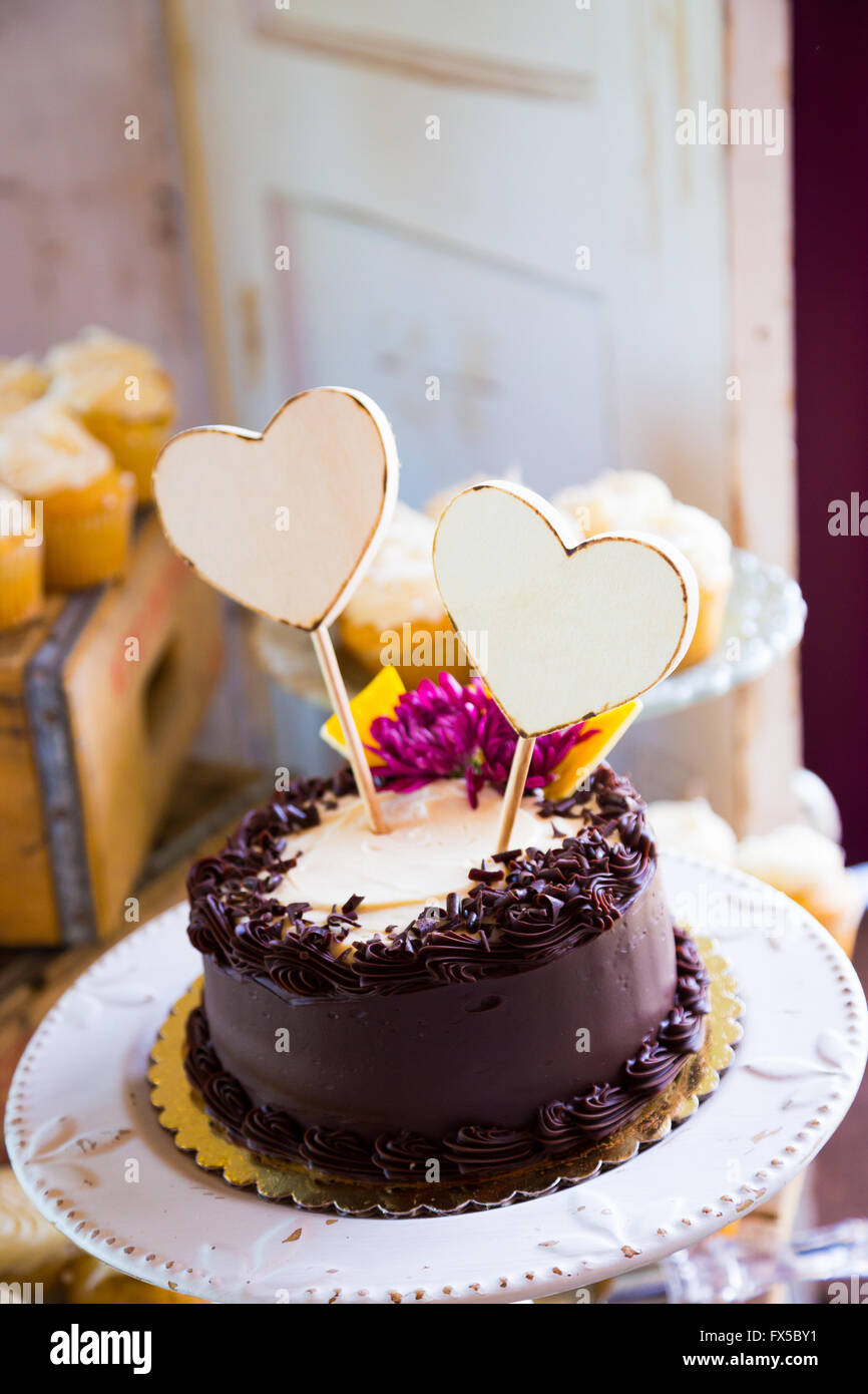 Dimensioni personali di cioccolato torta di nozze in occasione di un ricevimento. Foto Stock