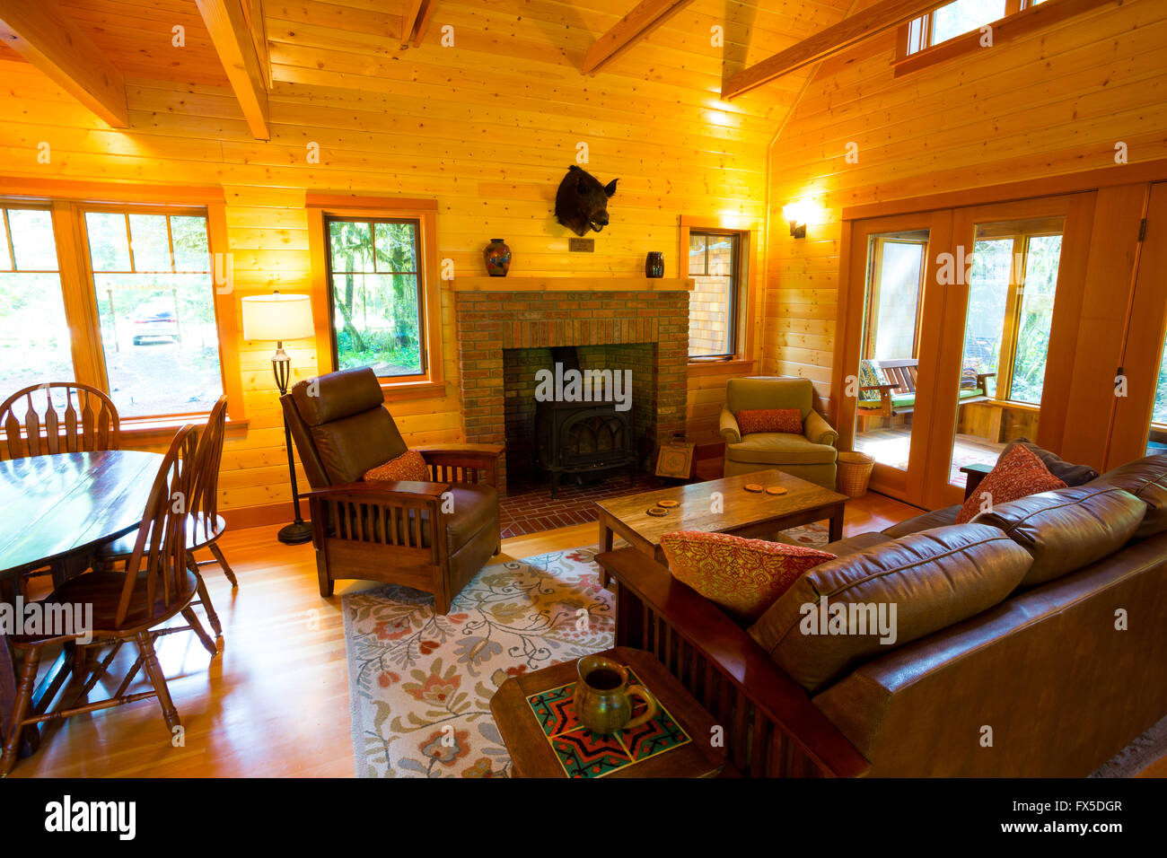 Rustico casa vacanza con una cabina nel bosco si sentono in Oregon lungo il fiume McKenzie. Foto Stock