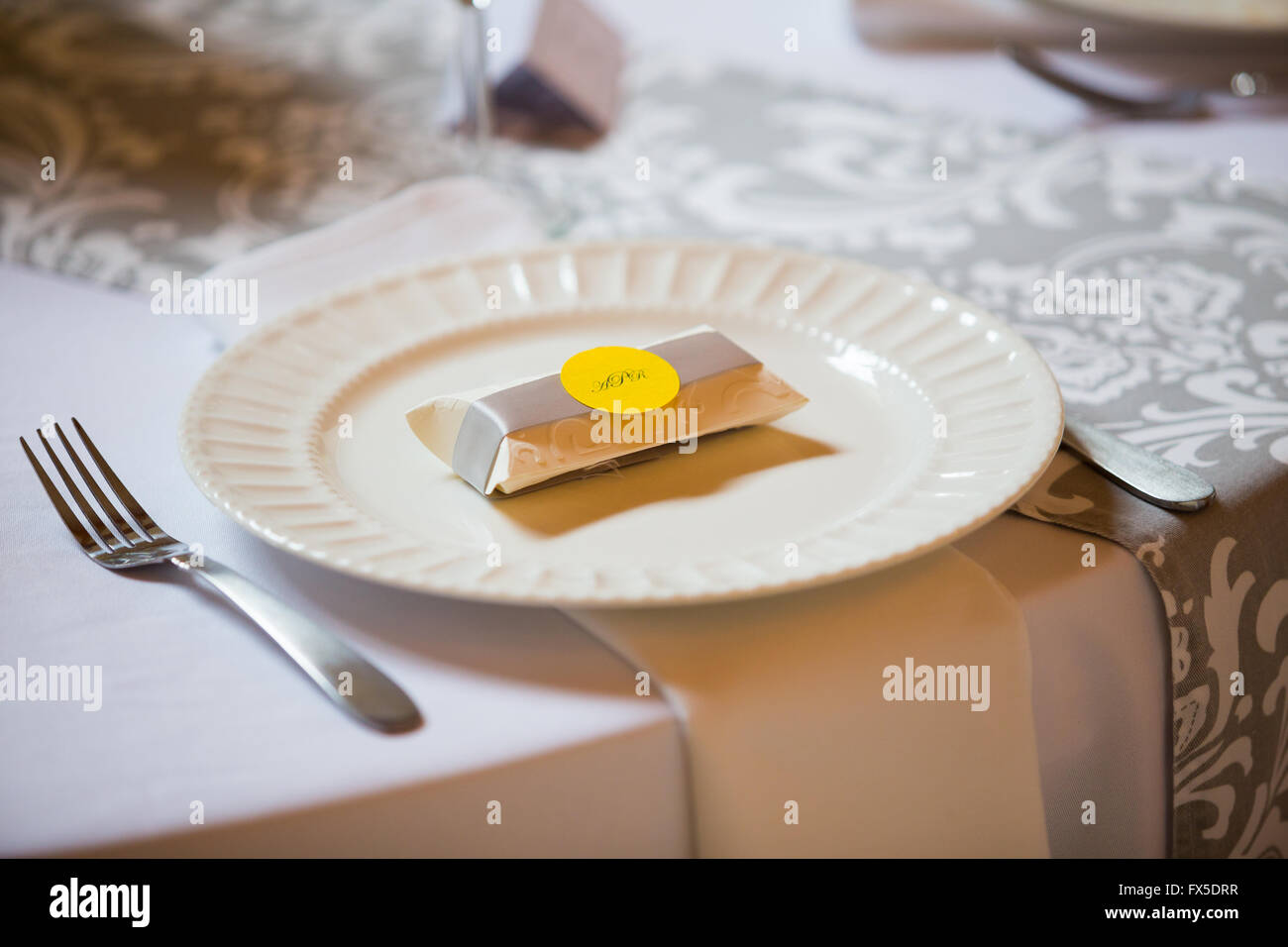 Festa di nozze favori su un tavolo a una piscina reception. Foto Stock