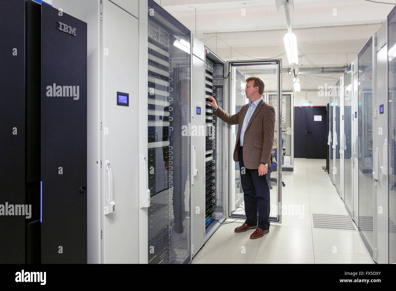 Il Professor Dottor Holger Gohlke della Heinrich-Heine-università nel centro dati dell'istituto. Foto Stock